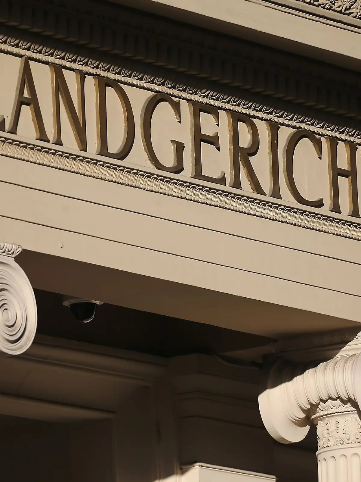Bild zu: "Mutter erwürgt eigene Tochter (6) – elf Jahre Haft"