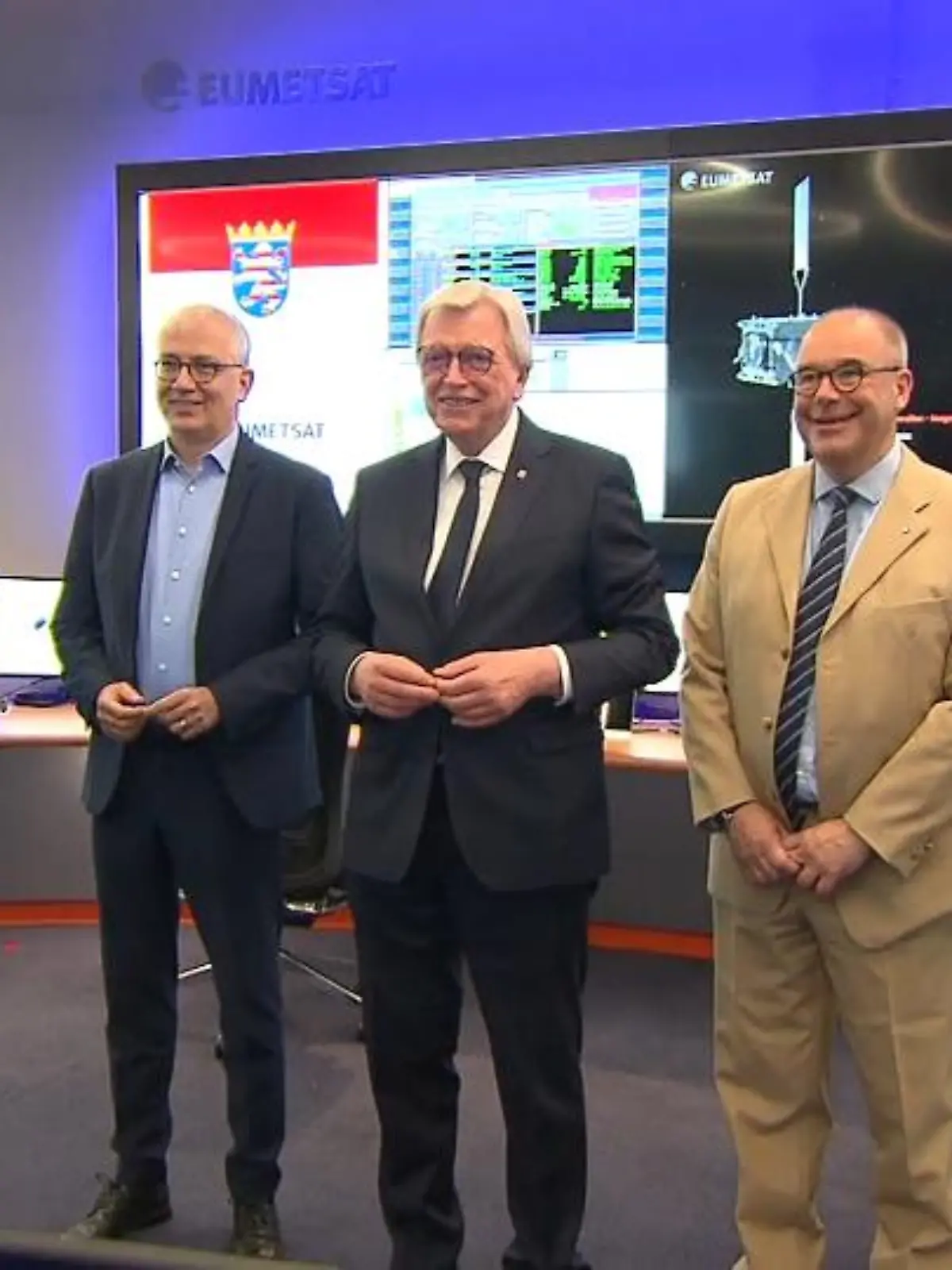 Bei einem Besuch bei der europäischen Raumfahrtorganisation Eumetsat in Darmstadt hat die hessische Landesregierung ihre künftige Raumfahrtstrategie beschlossen. Ziel ist es, alle maßgeblichen Akteure in der Raumfahrt in Hessen zu vernetzen und Synergiepotenziale zu nutzen, das teilte die Staatskanzlei in Wiesbaden heute mit.