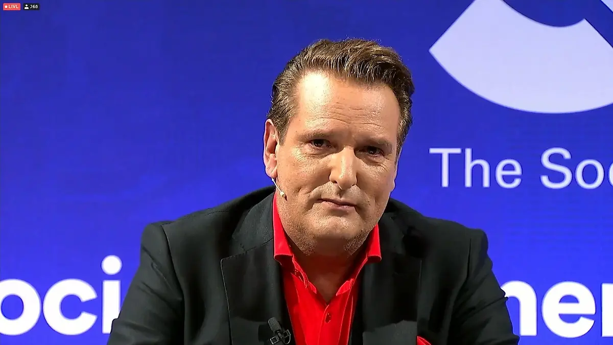 Auf der Pressekonferenz kämpft Ralf Dümmel mit den Tränen.