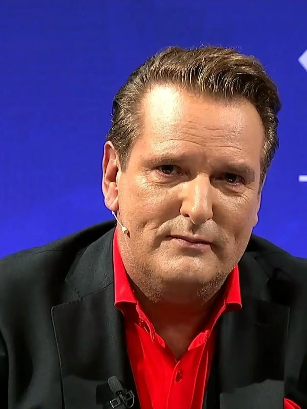 Auf der Pressekonferenz kämpft Ralf Dümmel mit den Tränen.