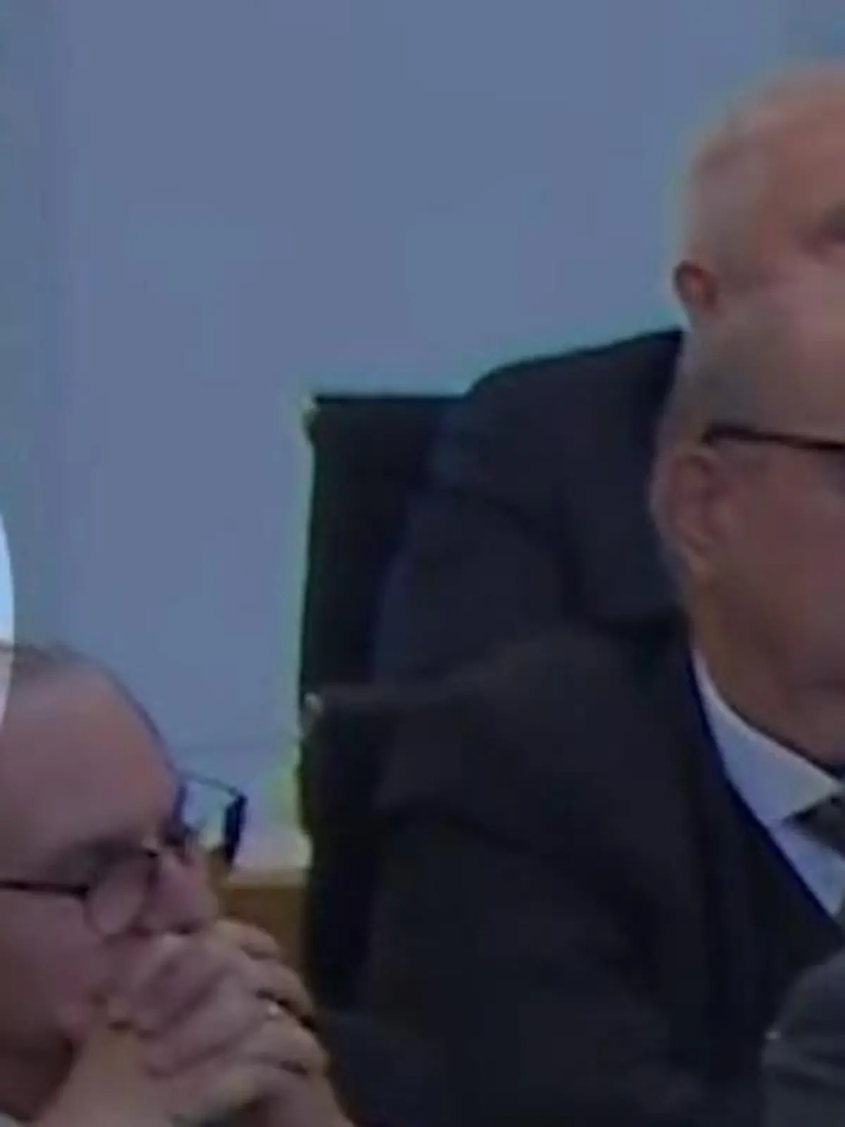 Abgeordneter Johannes Marxen (AfD) beschmiert sich Nase mit weißer Substanz während Rede von Michel Friedman.