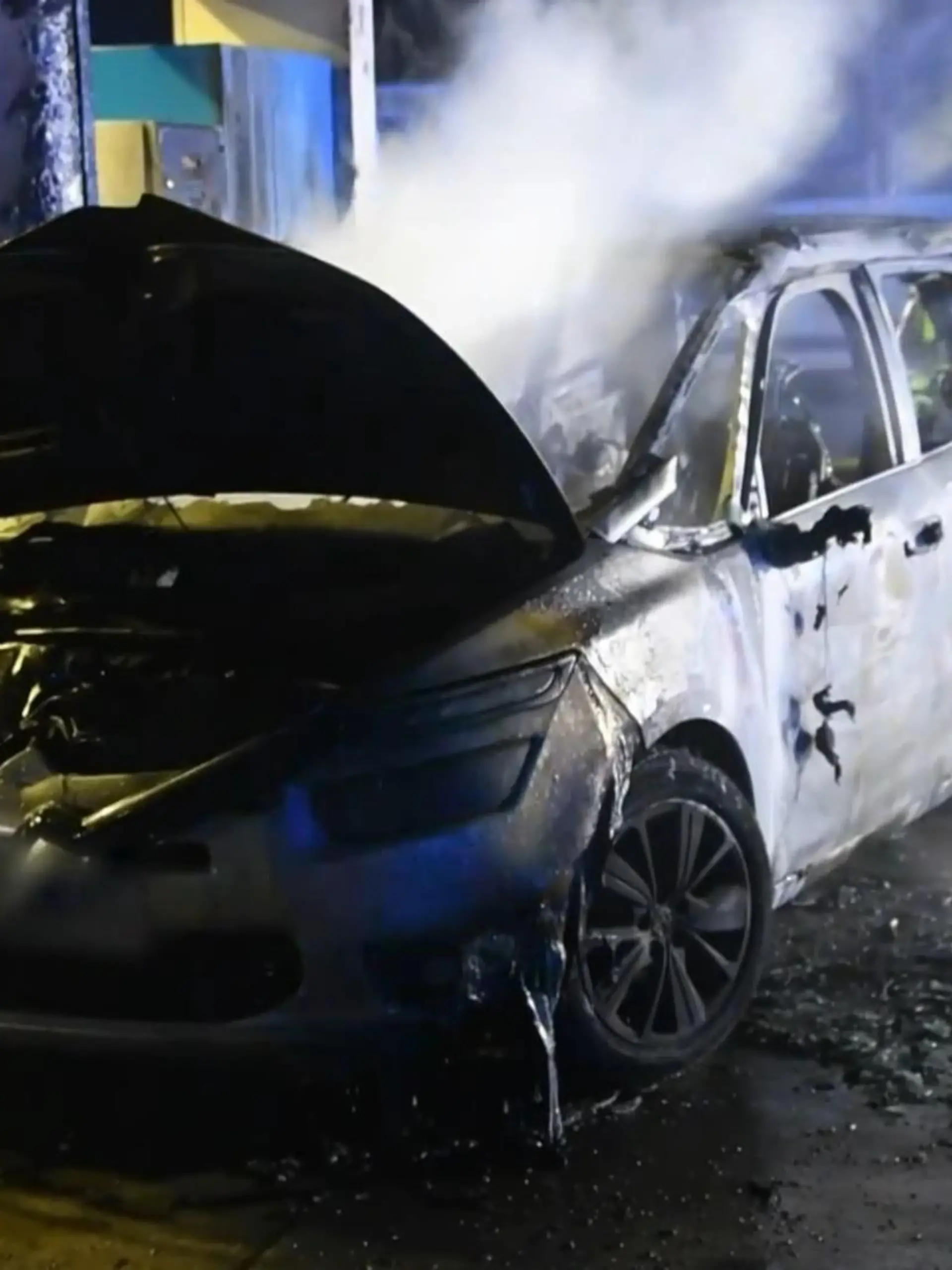 Bild zu: "
Frau (28) stirbt bei Autobrand an Tankstelle – Polizei geht von Unglück aus"