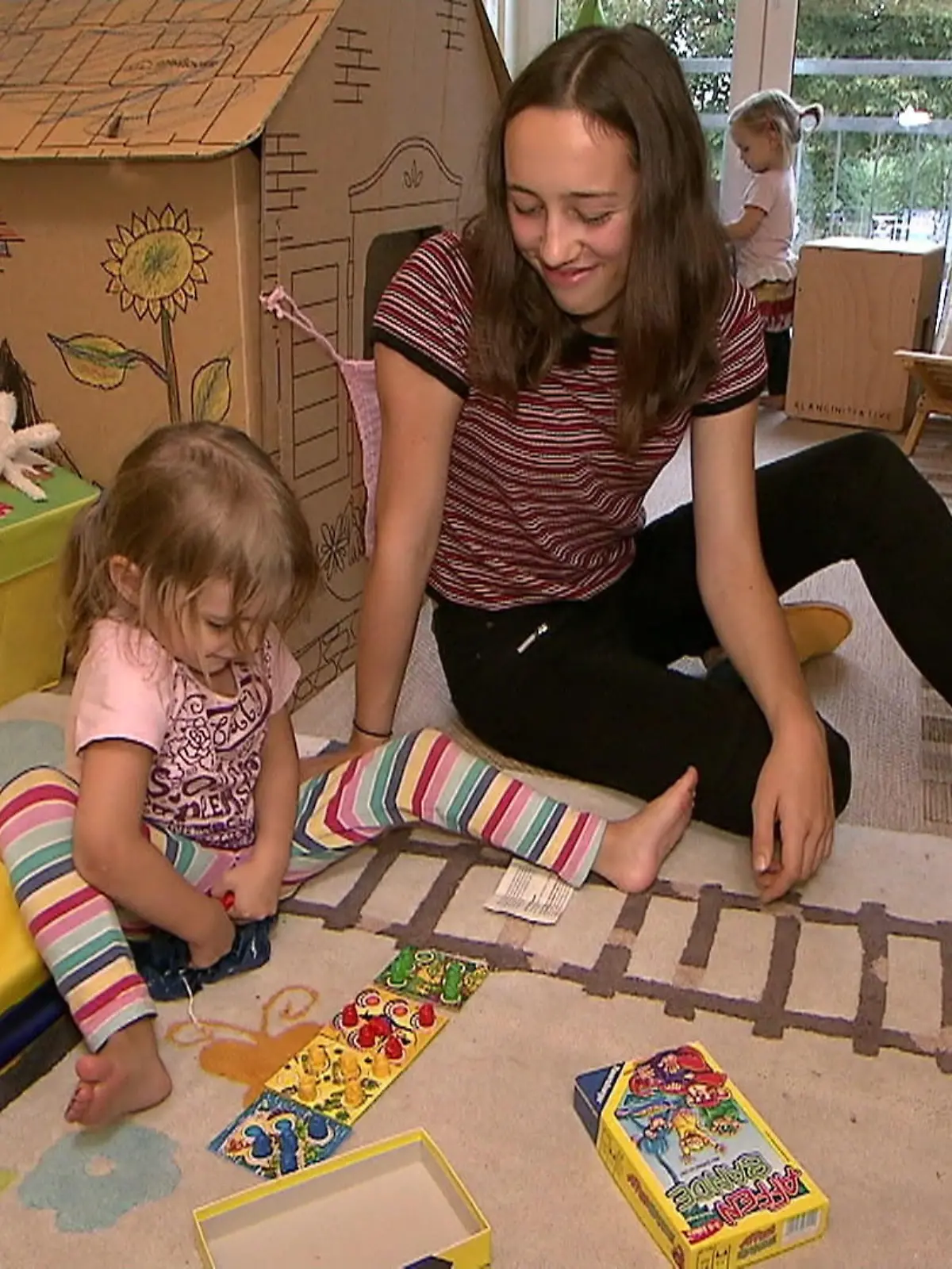 Kind mit Babysitterin