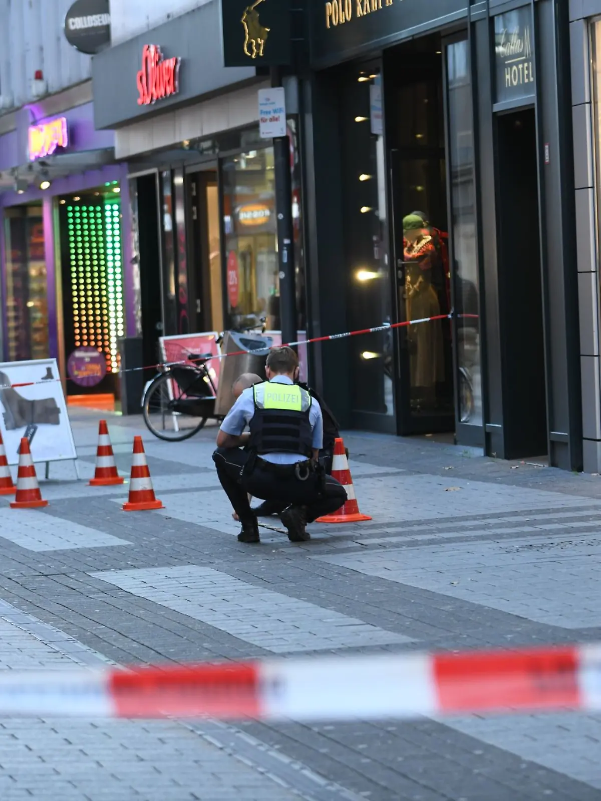 Bild zu: "Polnischer Fußballfan in Kölner Fußgängerzone niedergestochen"