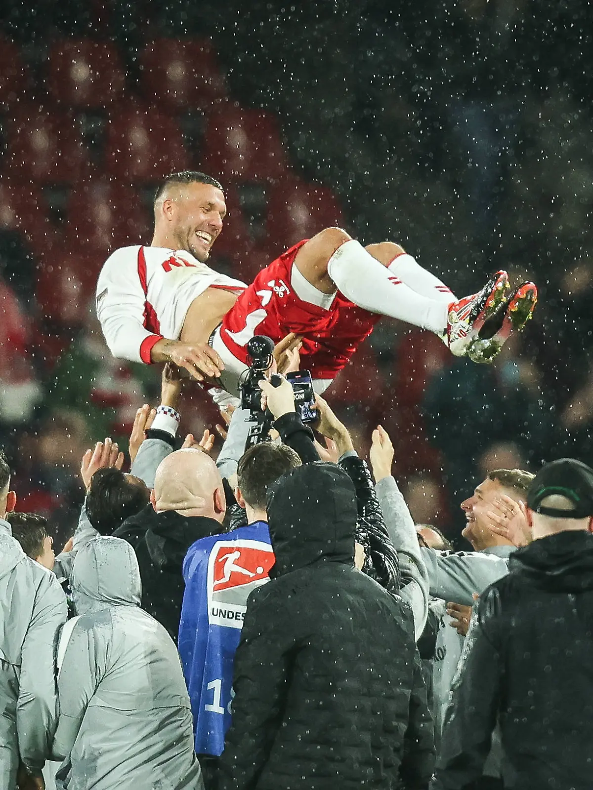 Lukas Podolski wird nach dem Spiel von seinen Mitspielern hochgeworfen Köln 