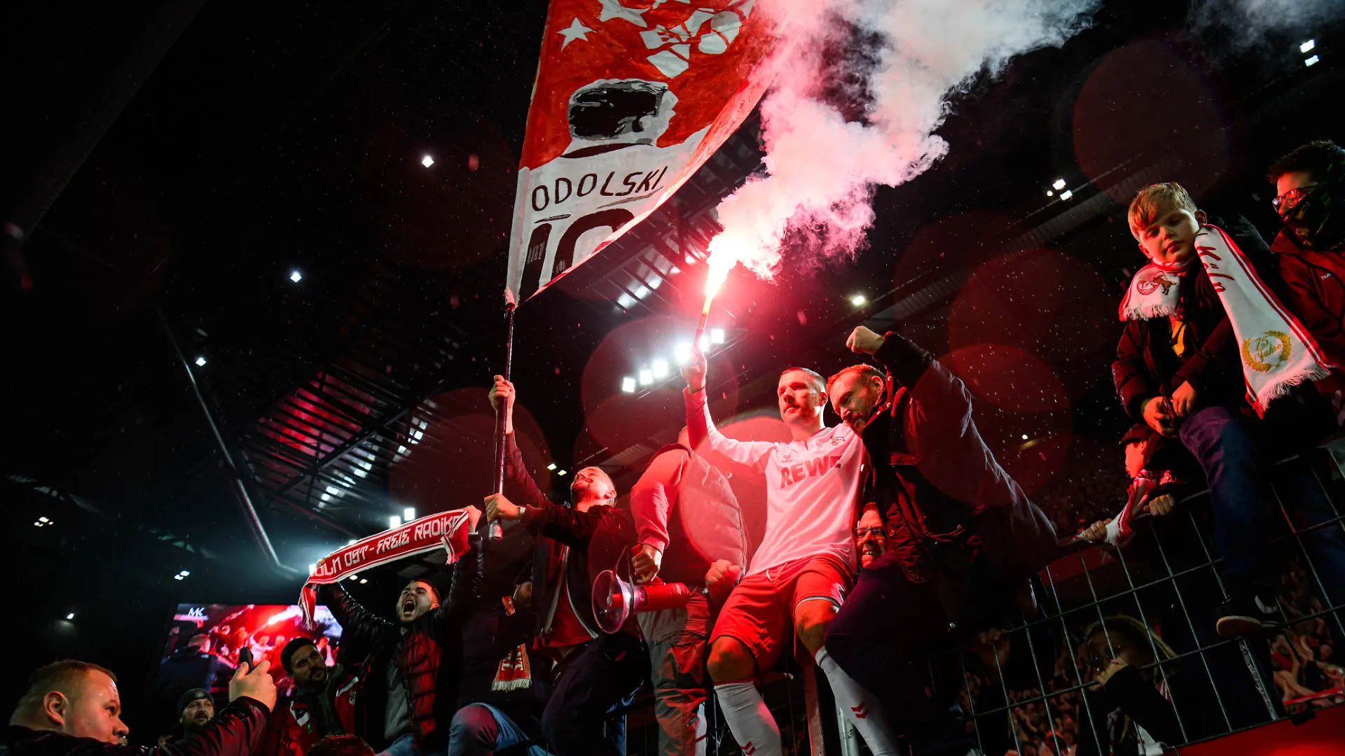 Lukas Podolski mit Pyrotechnik im Fanblock