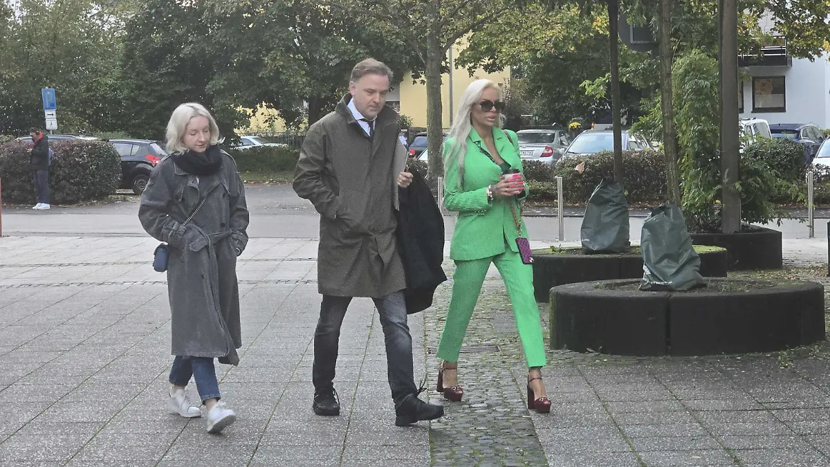 Gina-Lisa mit ihrer Rechtsvertretung auf dem Weg ins Amtsgericht Langen