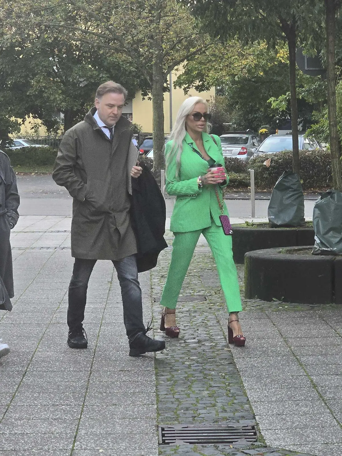 Gina-Lisa mit ihrer Rechtsvertretung auf dem Weg ins Amtsgericht Langen