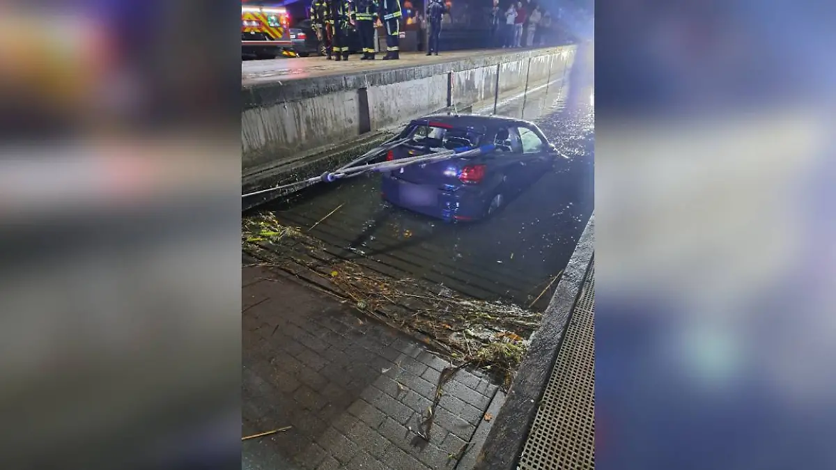 Der Autofahrer steuert seinen Wagen ins Hafenbecken und schafft es nicht, sich selbst zu befreien.