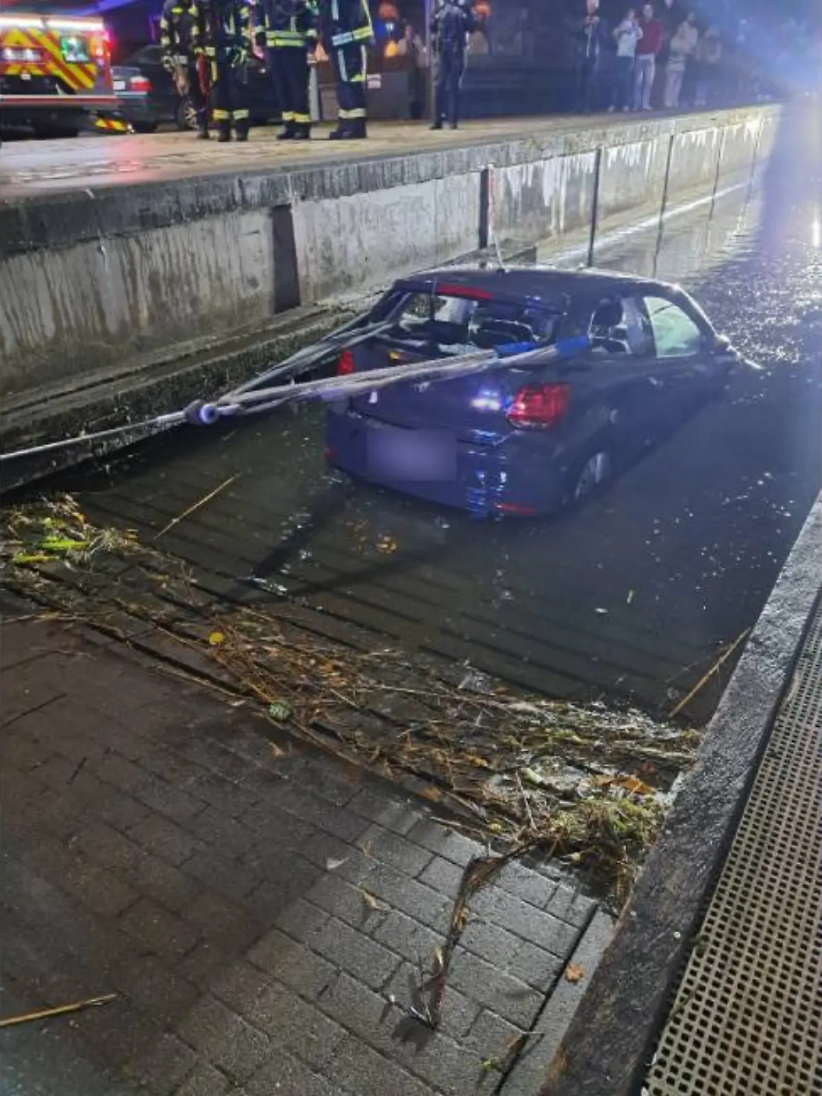Der Autofahrer steuert seinen Wagen ins Hafenbecken und schafft es nicht, sich selbst zu befreien.