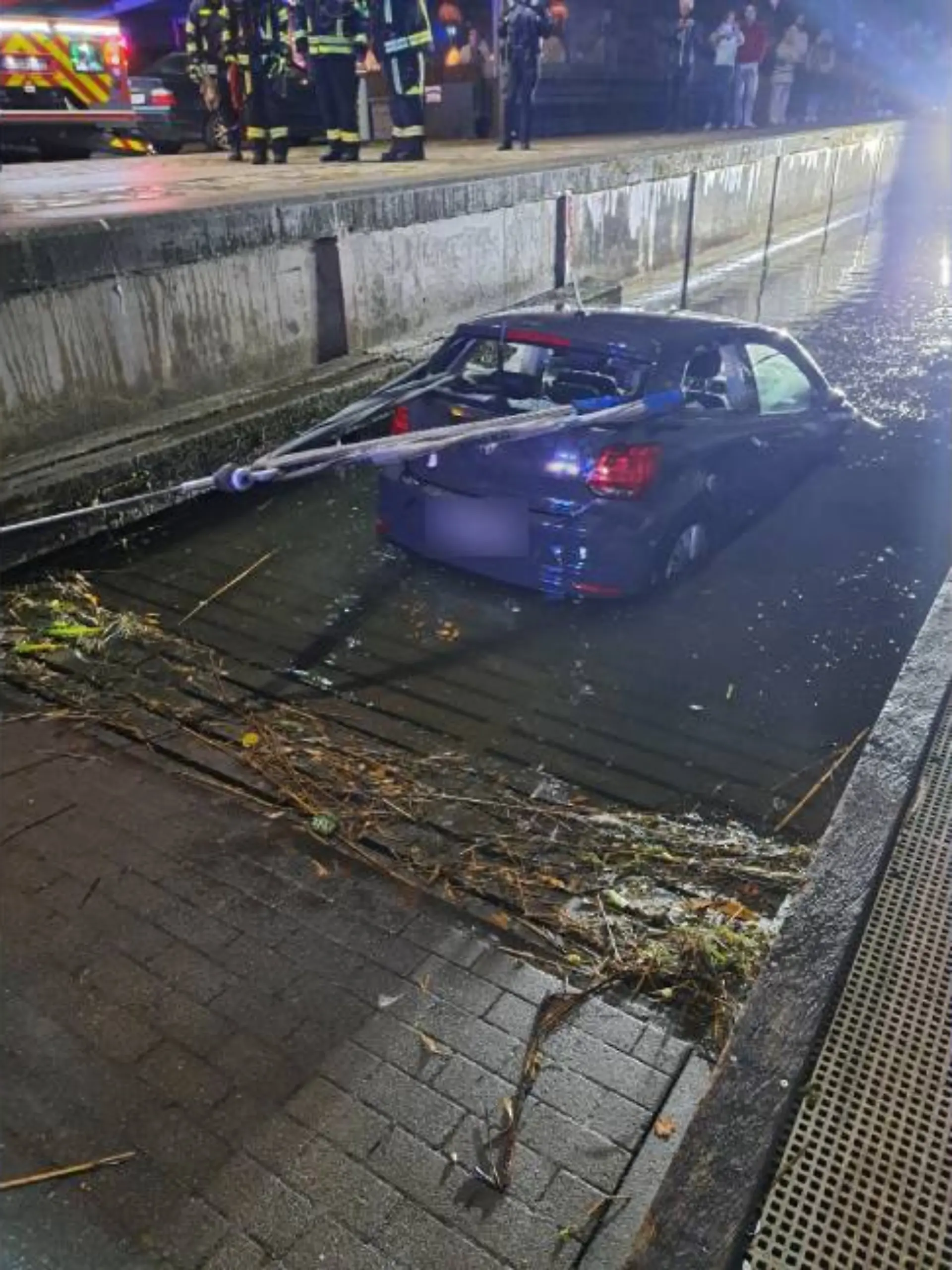 Der Autofahrer steuert seinen Wagen ins Hafenbecken und schafft es nicht, sich selbst zu befreien.