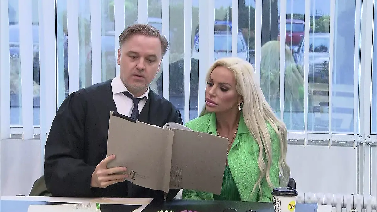 Gina Lisa Lohfink und ihre Verteidiger im Gerichtssaal.