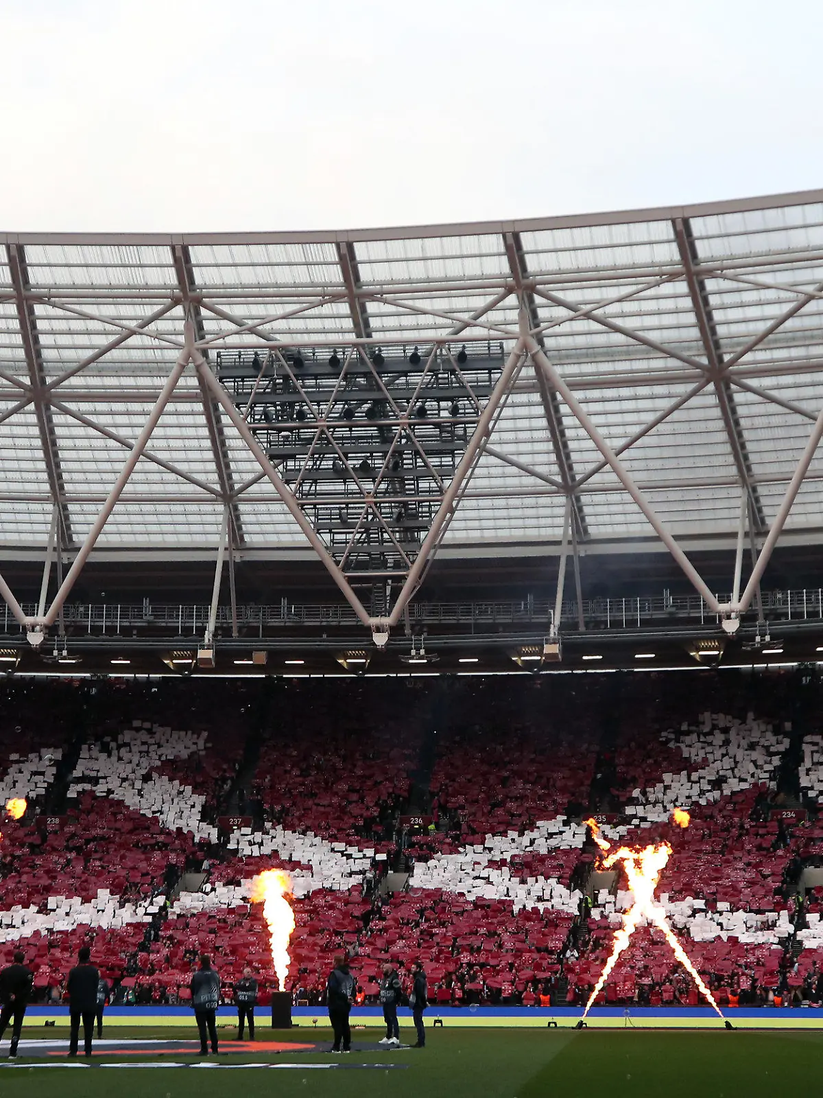 28.04.2022, Großbritannien, London: Fußball, Europa League, West Ham United - Eintracht Frankfurt, K.o.-Runde, Halbfinale, Hinspiel im London Stadium (Olympiastadion). Feuerwerk vor dem Halbfinal-Hinspiel. Foto: Nick Potts/PA Wire/dpa +++ dpa-Bildfunk +++