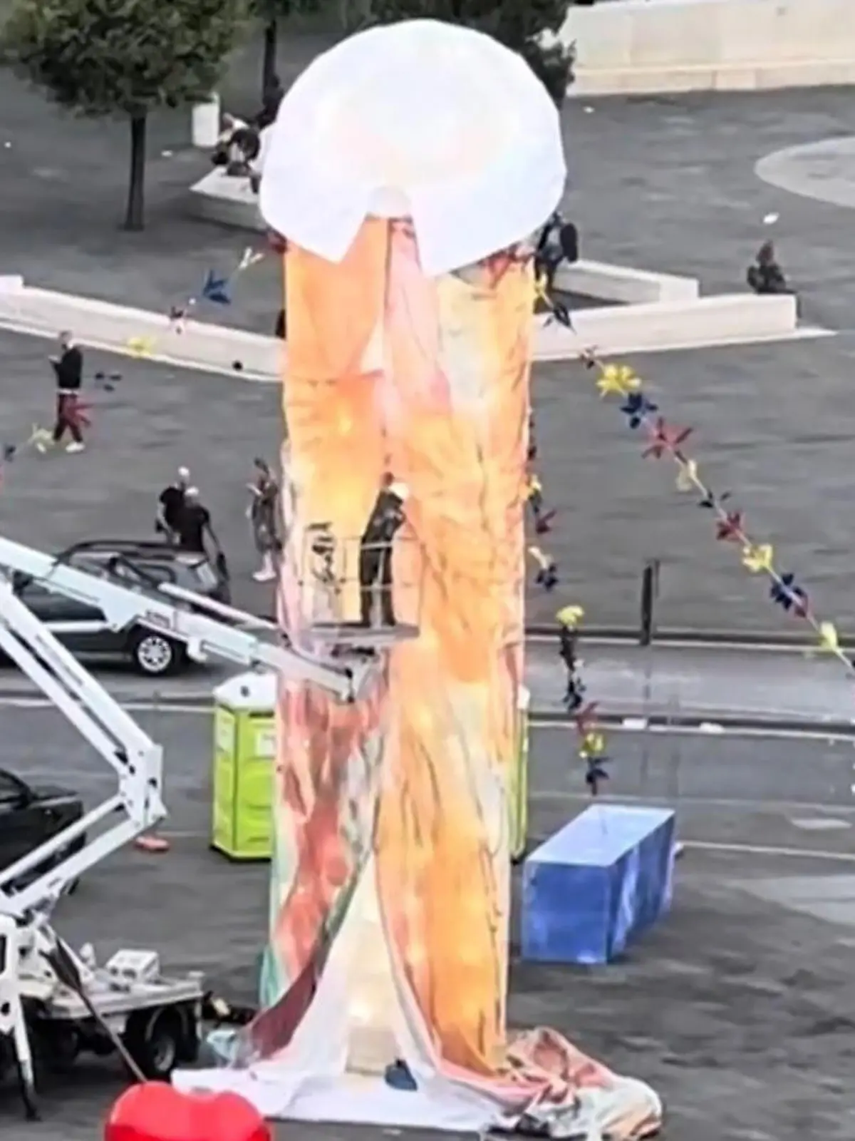 Dieser XXL-Penis steht nun in Neapel.