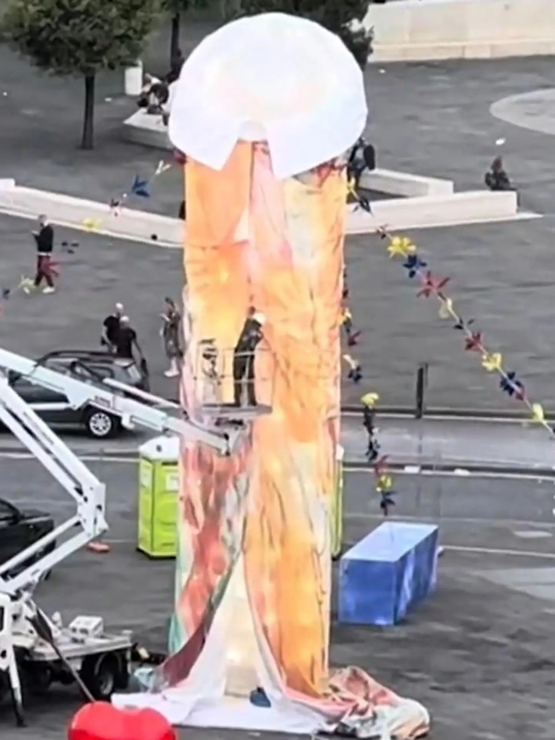 Dieser XXL-Penis steht nun in Neapel.