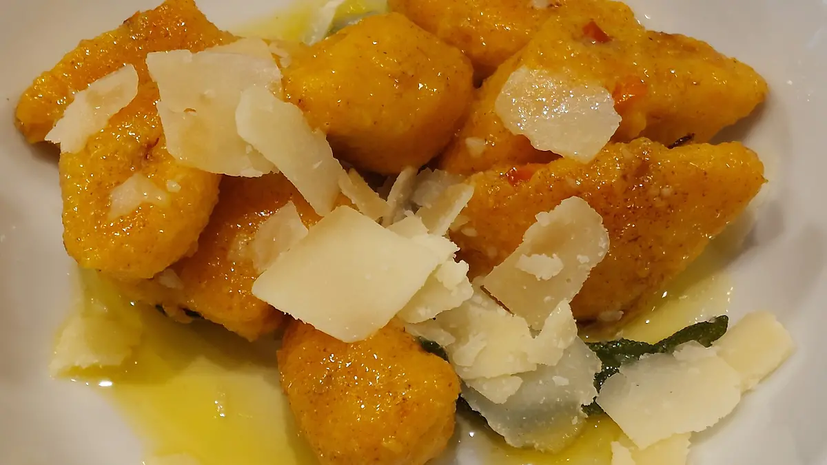 Schmackhafte Kürbis-Kartoffel Gnocchi sind ein perfektes Essen für den Herbst