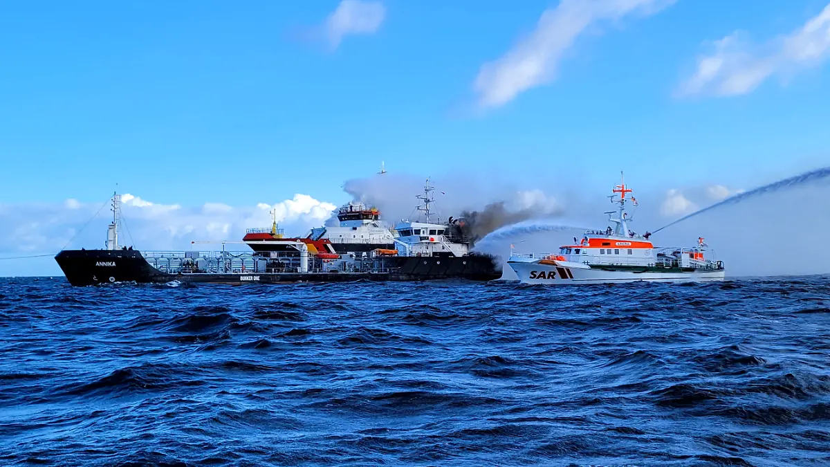 Der 73 Meter lange deutsche Öl- und Chemikalientanker Annika hat Feuer an Bord. Der Seenotrettungskreuzer ARKONA/DGzRS-Station Warnemünde ist an der Brandbekämpfung beteiligt.