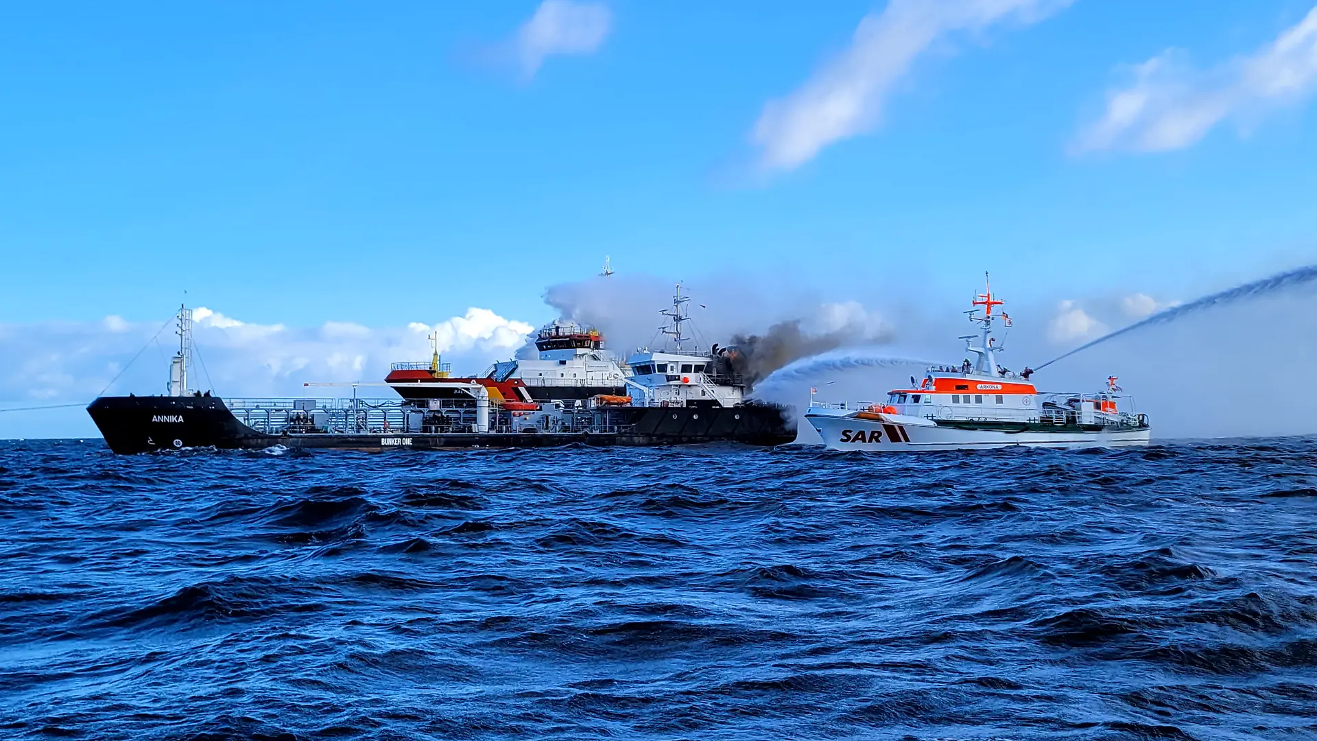 Der 73 Meter lange deutsche Öl- und Chemikalientanker Annika hat Feuer an Bord. Der Seenotrettungskreuzer ARKONA/DGzRS-Station Warnemünde ist an der Brandbekämpfung beteiligt.