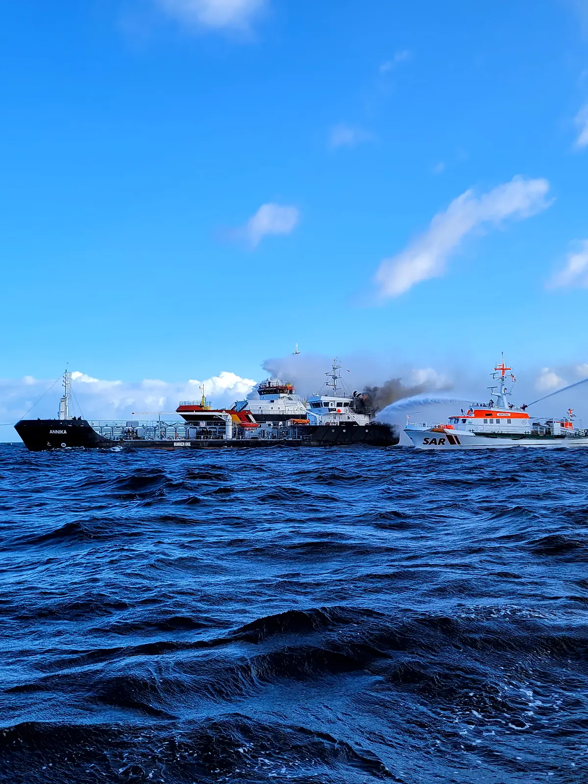 Der 73 Meter lange deutsche Öl- und Chemikalientanker Annika hat Feuer an Bord. Der Seenotrettungskreuzer ARKONA/DGzRS-Station Warnemünde ist an der Brandbekämpfung beteiligt.