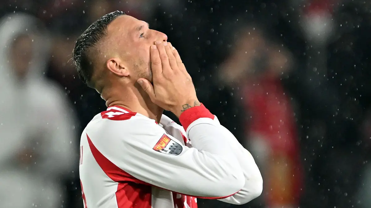 Bewegender Moment: Lukas Podolski vor der Kölner Südkurve.