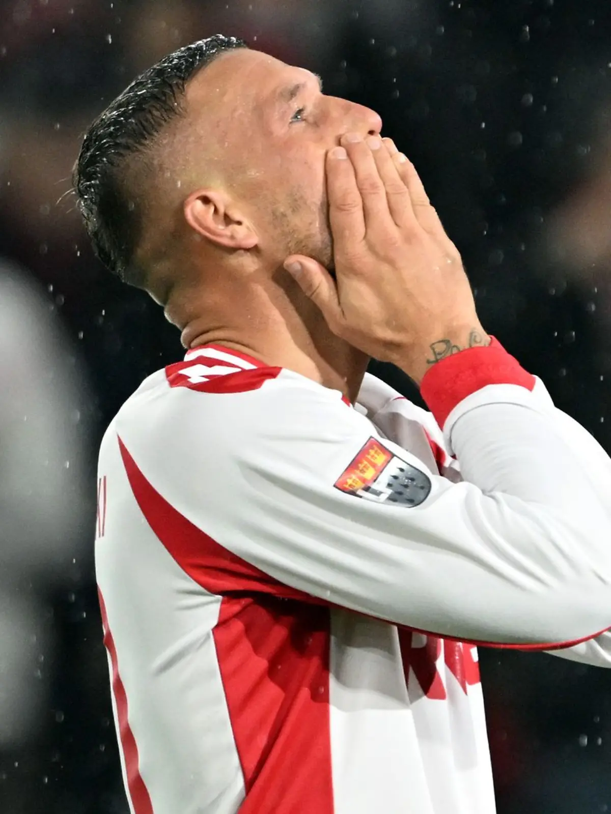 Bild zu: "Warum Lukas Podolski plötzlich trauert"