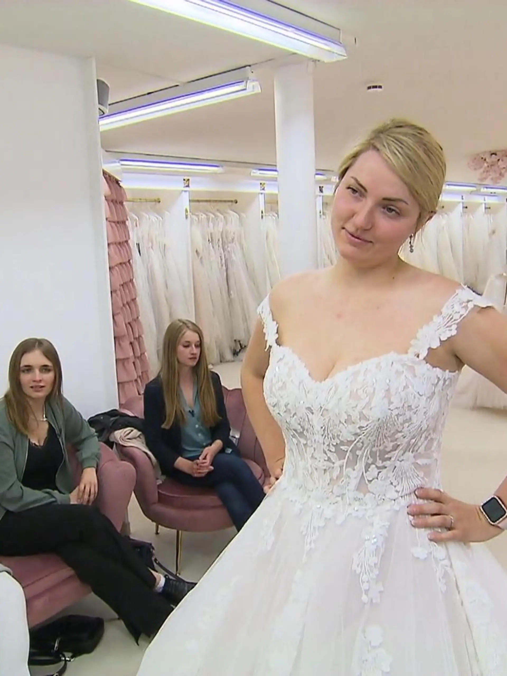 Bild zu: "Larissa sucht ein Kleid, das alle umhaut"
