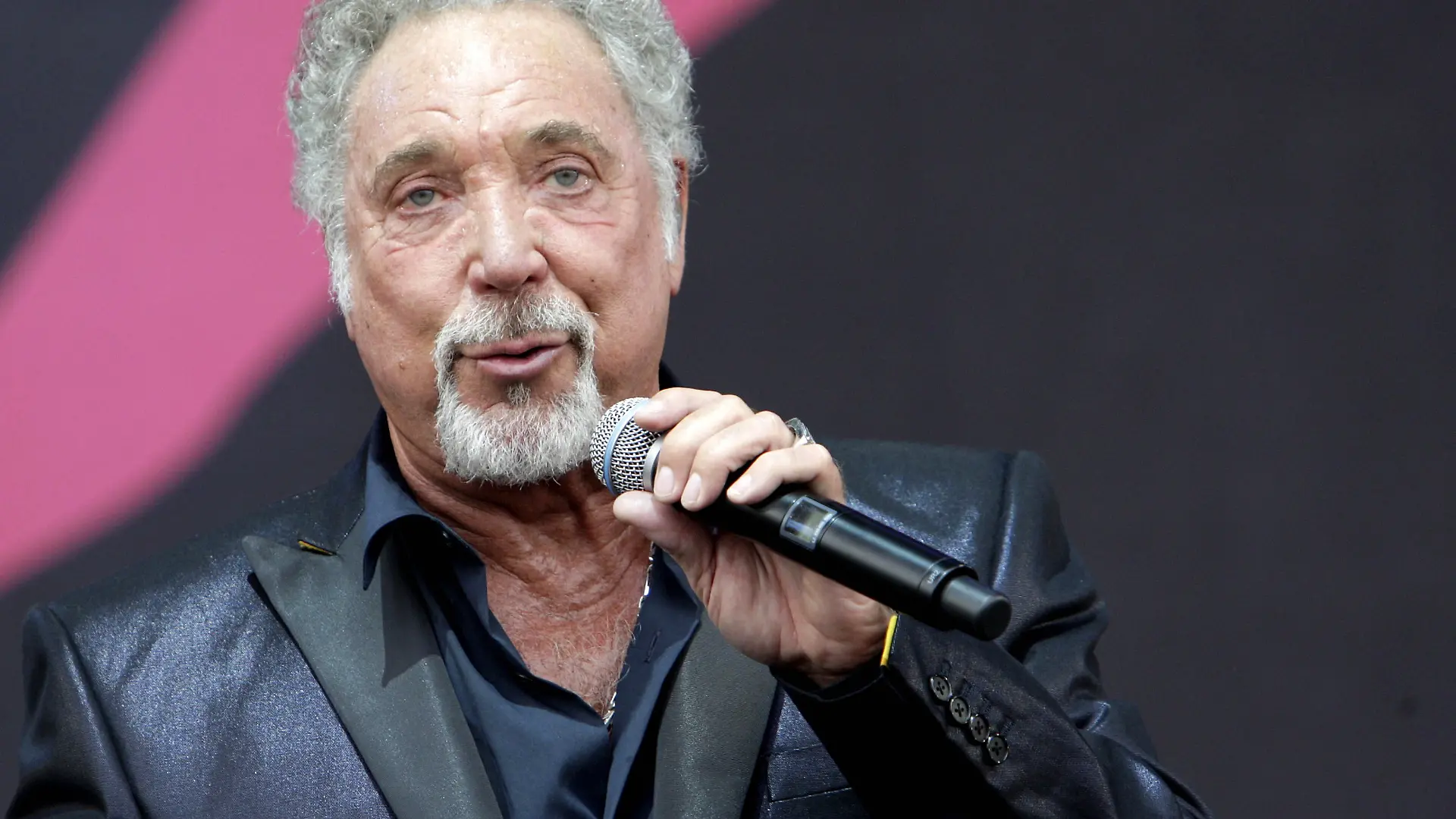 19056045.jpg