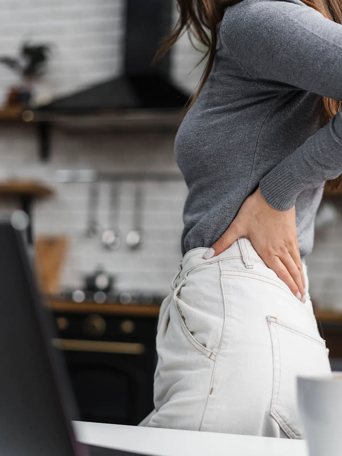 Rückenschmerzen: Helfen Massagepistole, Haltungstrainer und Co.?