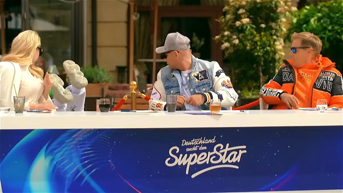 DSDS-Jurorin Loredana haut's volle Kanne vom Stuhl Huch, wie ist das passiert?