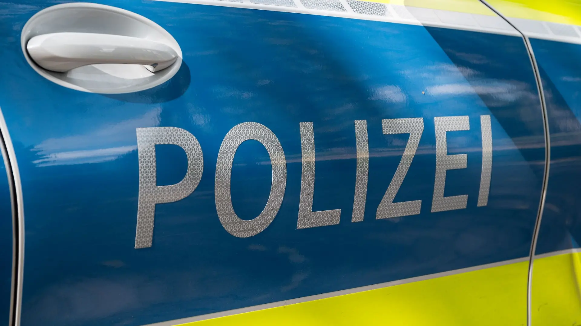Die Beamten legten den Angaben zufolge der Frau Handschellen an und brachten sie in ein Klinikum. (Symbolbild)