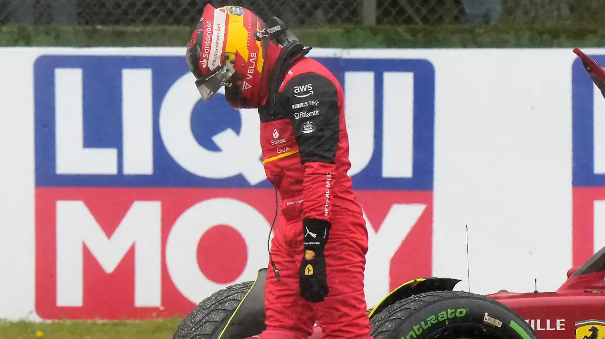 24.04.2022, Italien, Imola: Motorsport: Formel-1-Weltmeisterschaft, Grand Prix der Emilia-Romagna, Rennen: Carlos Sainz aus Spanien vom Team Ferrari geht nach einem Unfall vor seinem Wagen. Foto: Luca Bruno/AP/dpa +++ dpa-Bildfunk +++