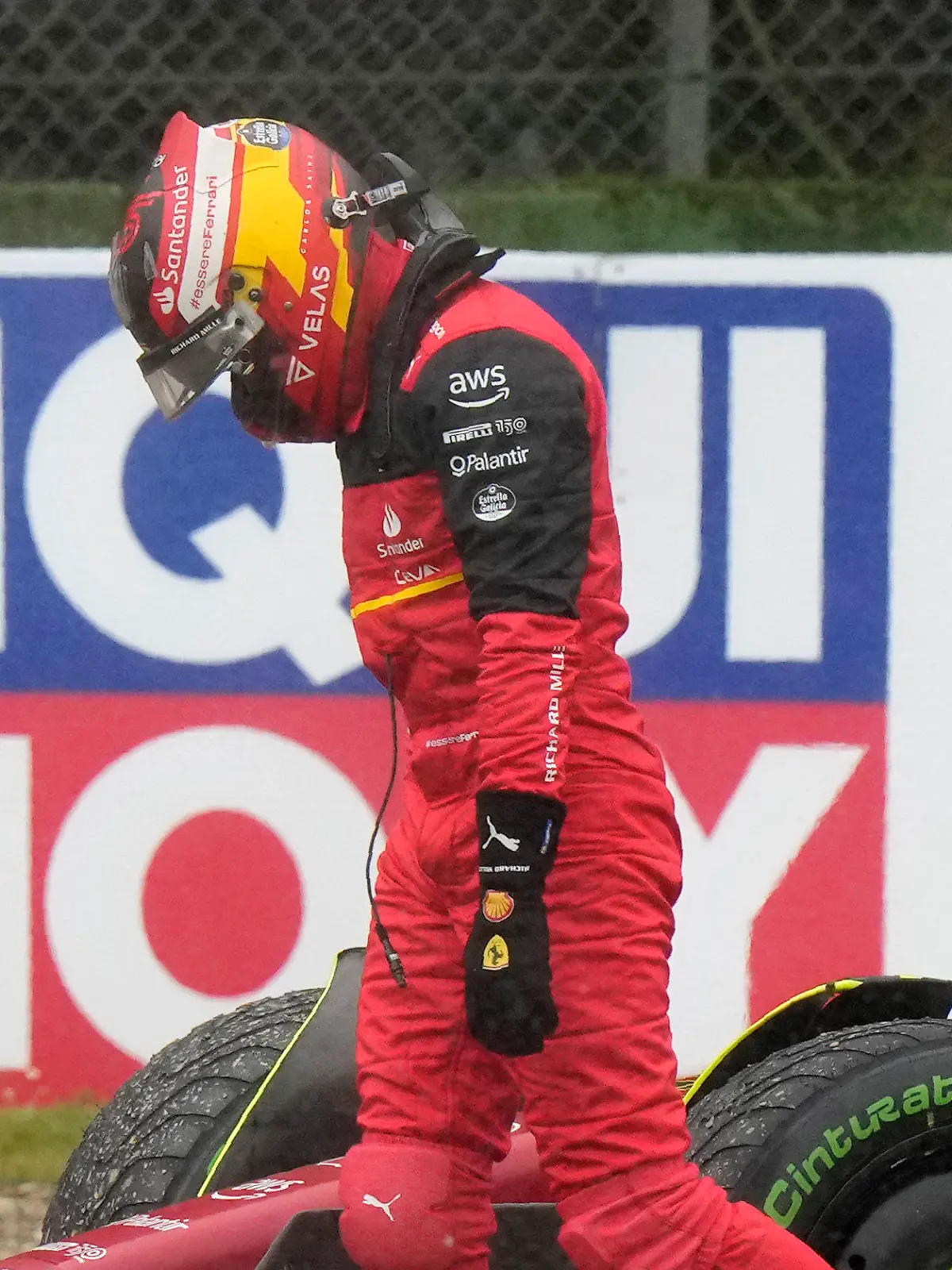 24.04.2022, Italien, Imola: Motorsport: Formel-1-Weltmeisterschaft, Grand Prix der Emilia-Romagna, Rennen: Carlos Sainz aus Spanien vom Team Ferrari geht nach einem Unfall vor seinem Wagen. Foto: Luca Bruno/AP/dpa +++ dpa-Bildfunk +++