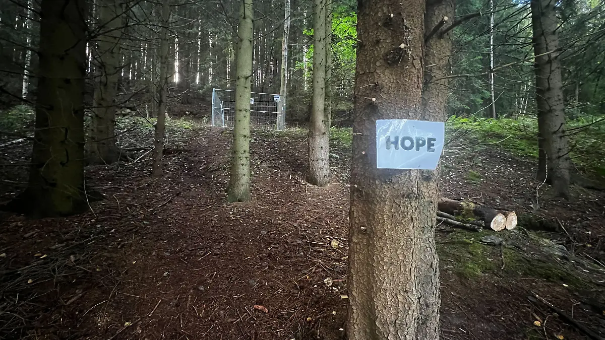 Jemand hat am Eingang des Stollens ein Blatt aufgehängt. Darauf steht Hope (zu Deutsch: Hoffnung).