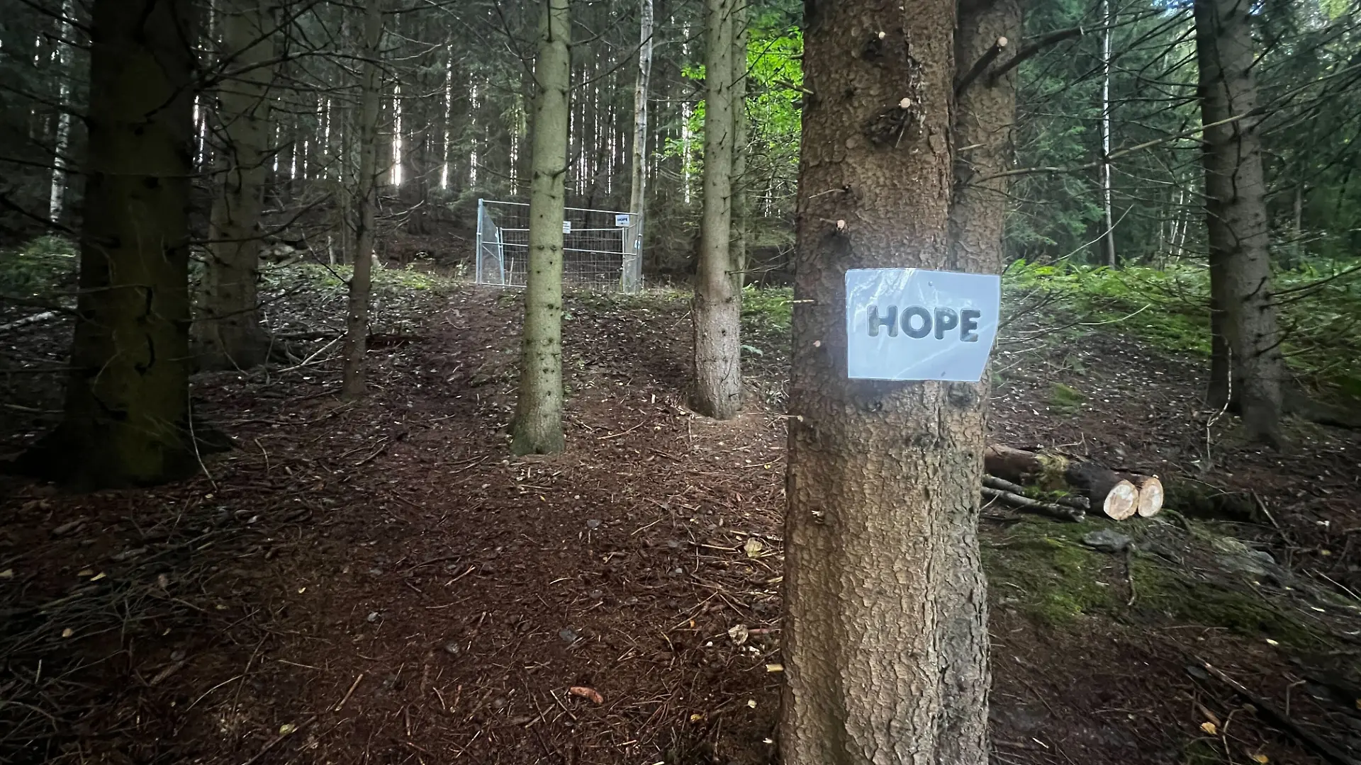 Jemand hat am Eingang des Stollens ein Blatt aufgehängt. Darauf steht Hope (zu Deutsch: Hoffnung).