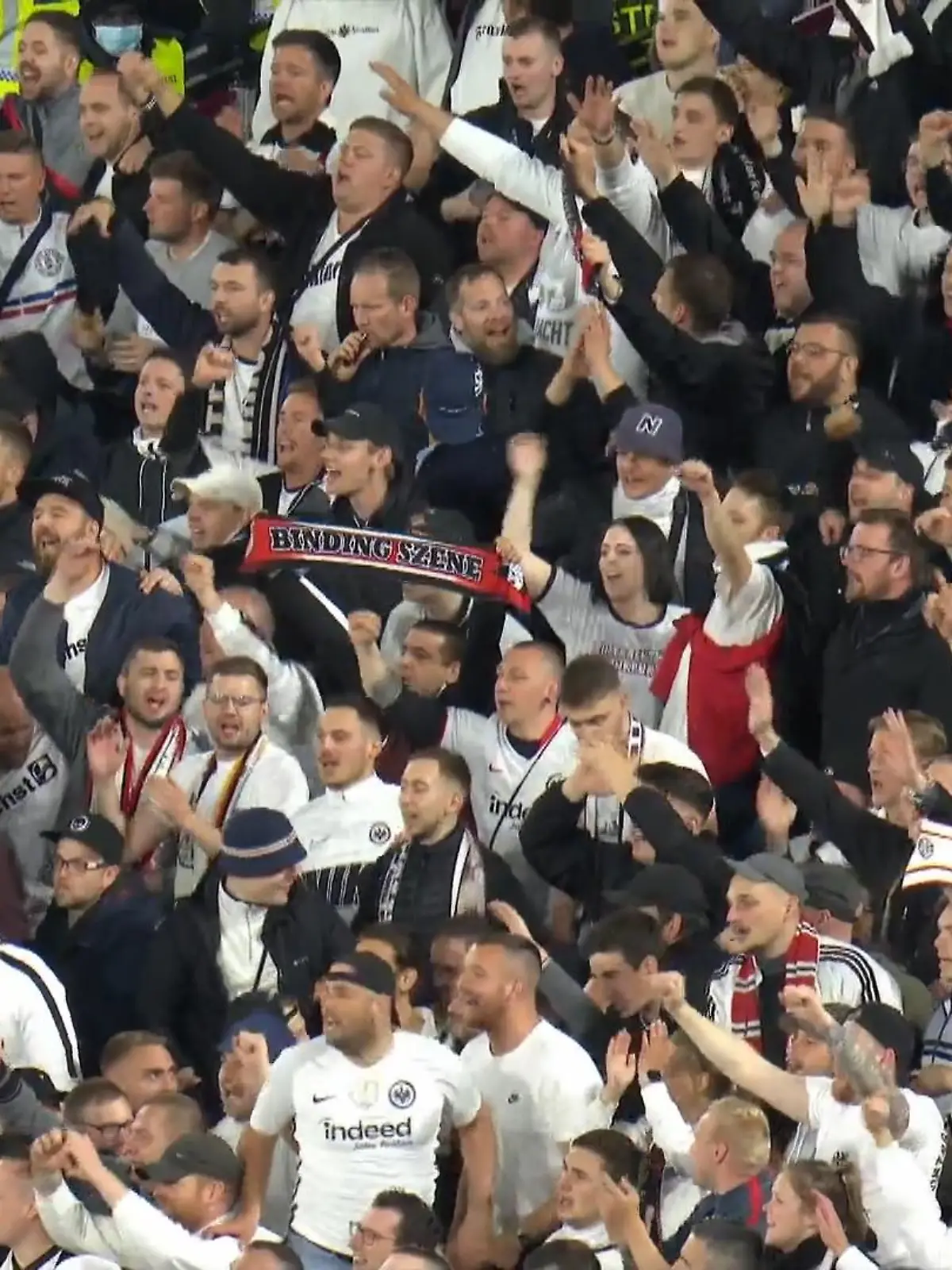 Bild zu: "Frankfurt-Fans feiern Party in London"