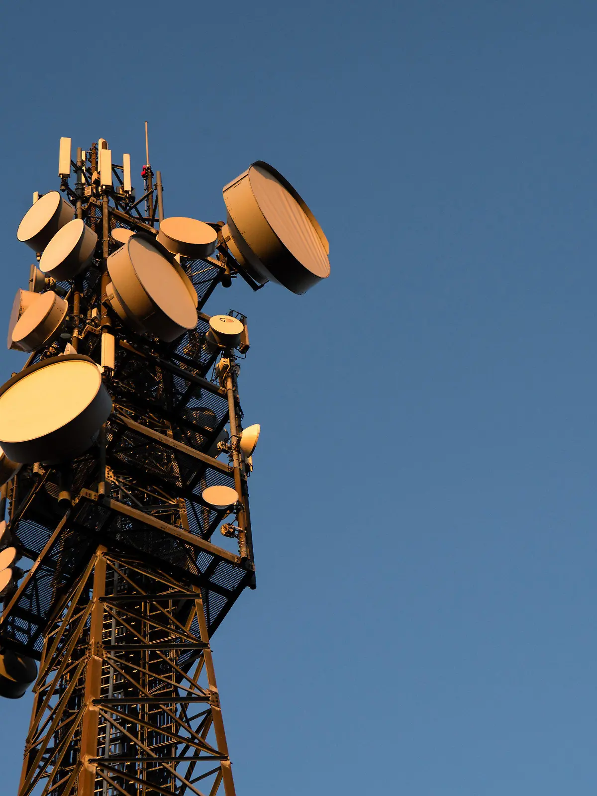 ARCHIV - 28.12.2016, Baden-Württemberg, Sternenfels: Ein Mobilfunkmast steht in der Nähe von Sternenfels. Ein halbes Jahr vor seiner Abschaltung nutzen immer weniger Menschen das 3G-Mobilfunknetz. (zu dpa «3G-Mobilfunknetz wird zum Auslaufmodell - Abschaltung Mitte 2021») Foto: Sebastian Gollnow/dpa +++ dpa-Bildfunk +++