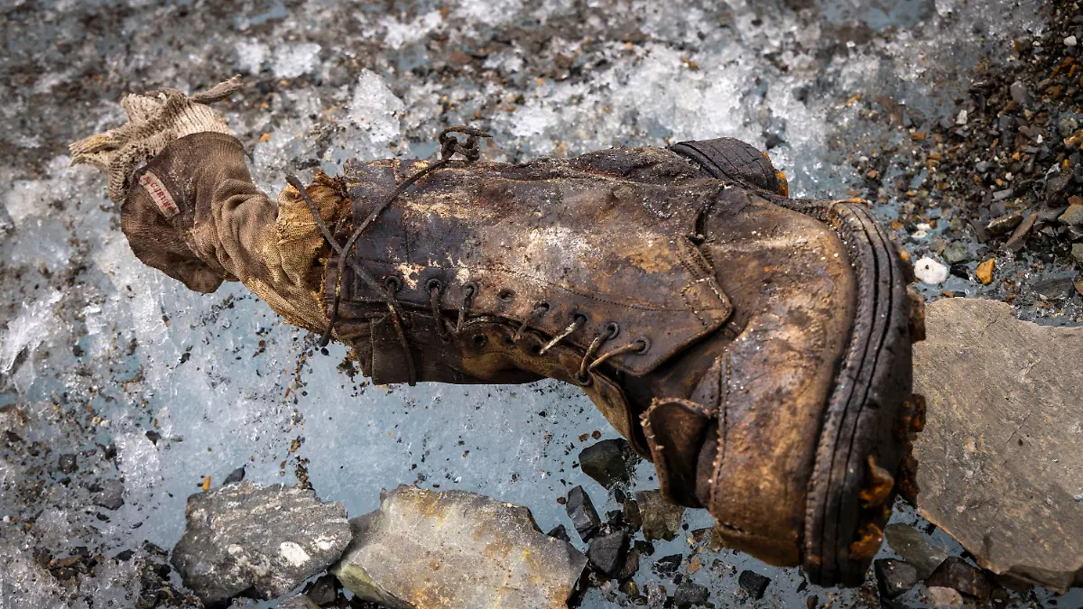 Das Kamerateam findet einen Schuh. In dem Schuh soll noch der Fuß und eine Socke des Bergsteigers gewesen sein.