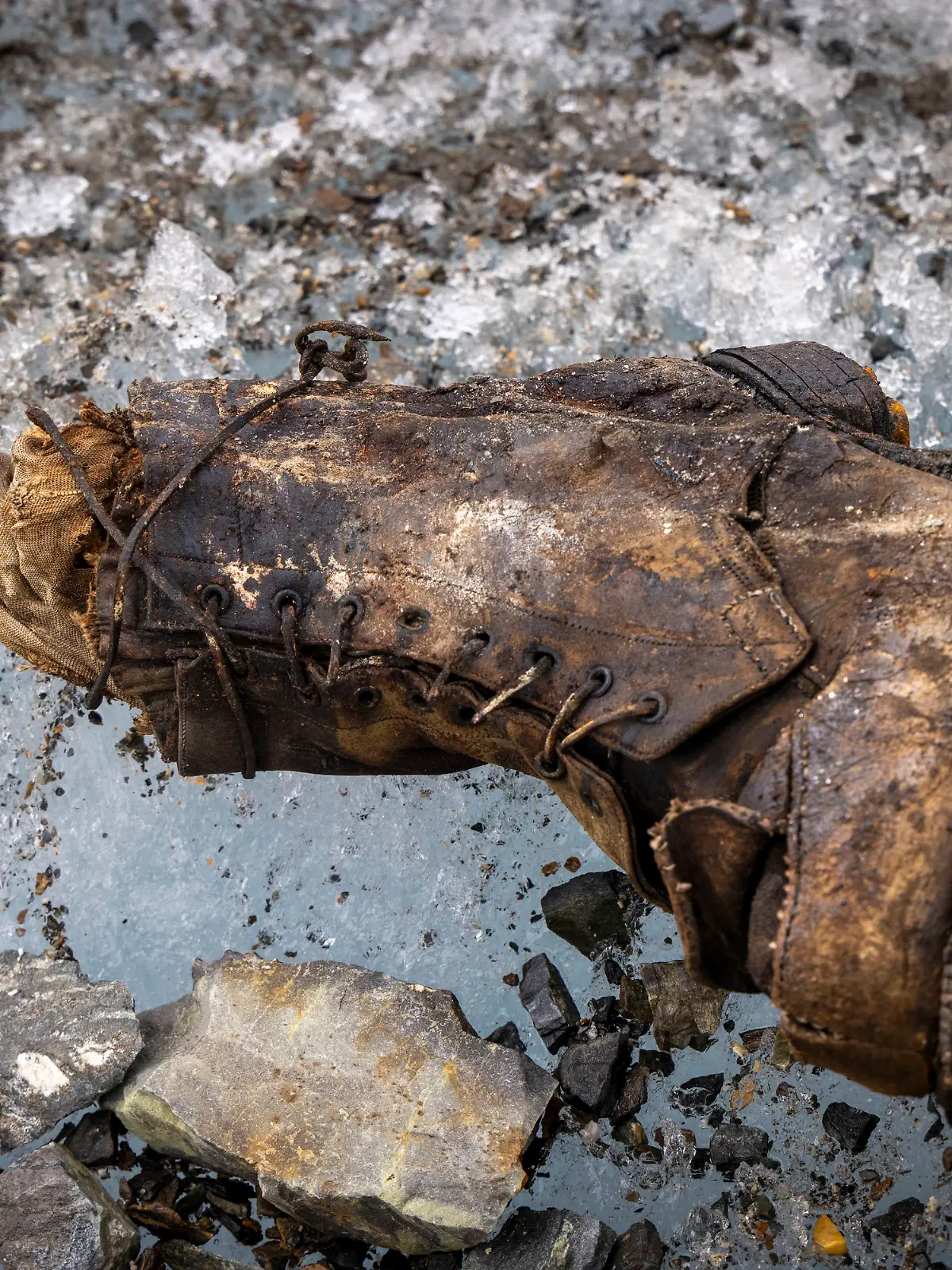 Das Kamerateam findet einen Schuh. In dem Schuh soll noch der Fuß und eine Socke des Bergsteigers gewesen sein.