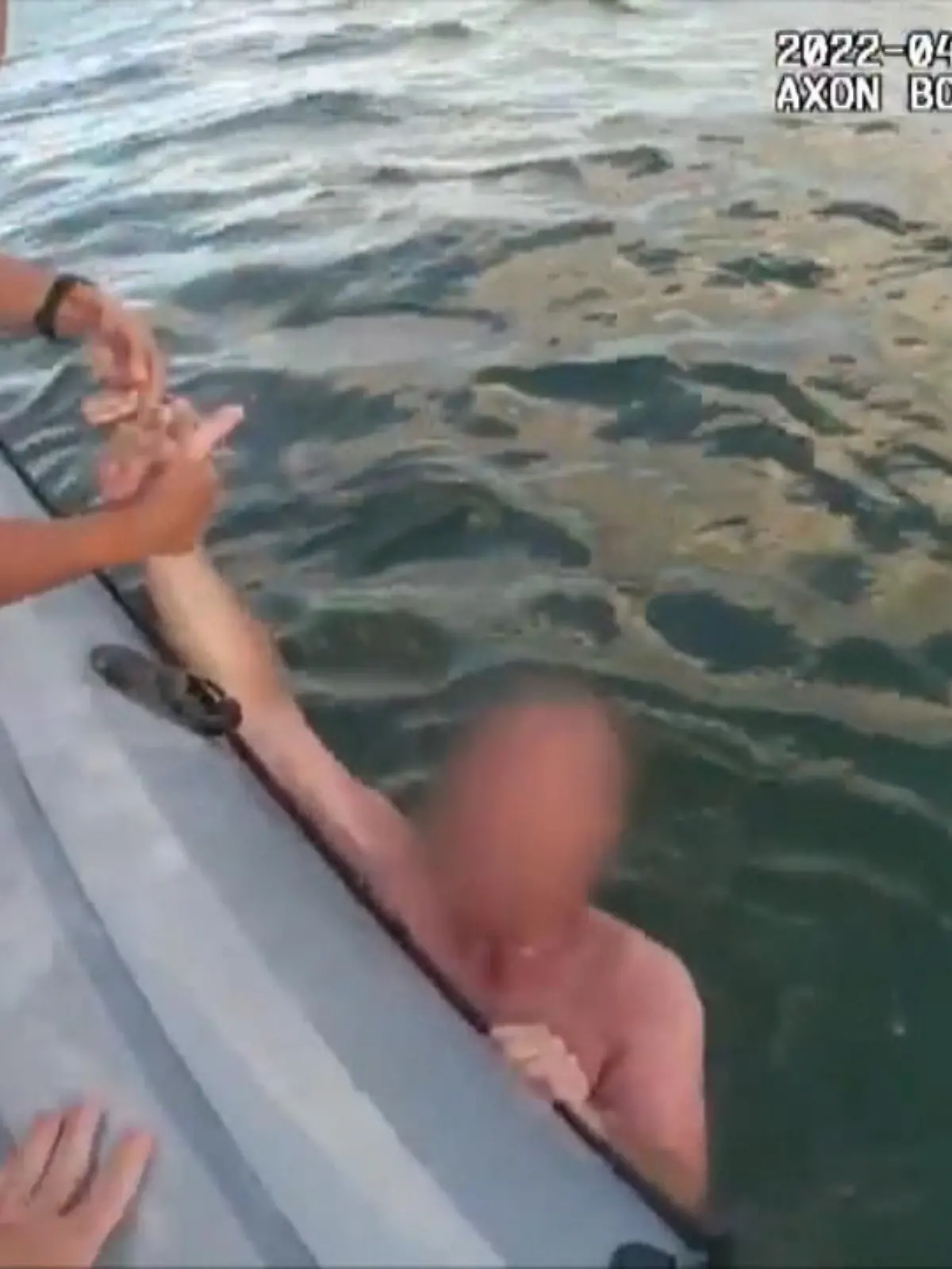 Vor der Küste von Tampa, Florida, ist ein Paar in Seenot vor dem Ertrinken gerettet worden. Patroullierende Deputys fischten den Mann und die Frau aus dem Wasser.