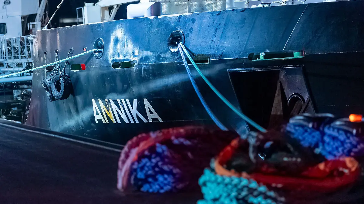 Das in Brand geratene Tankschiff «Annika» ist im Rostocker Hafen gelöscht worden.