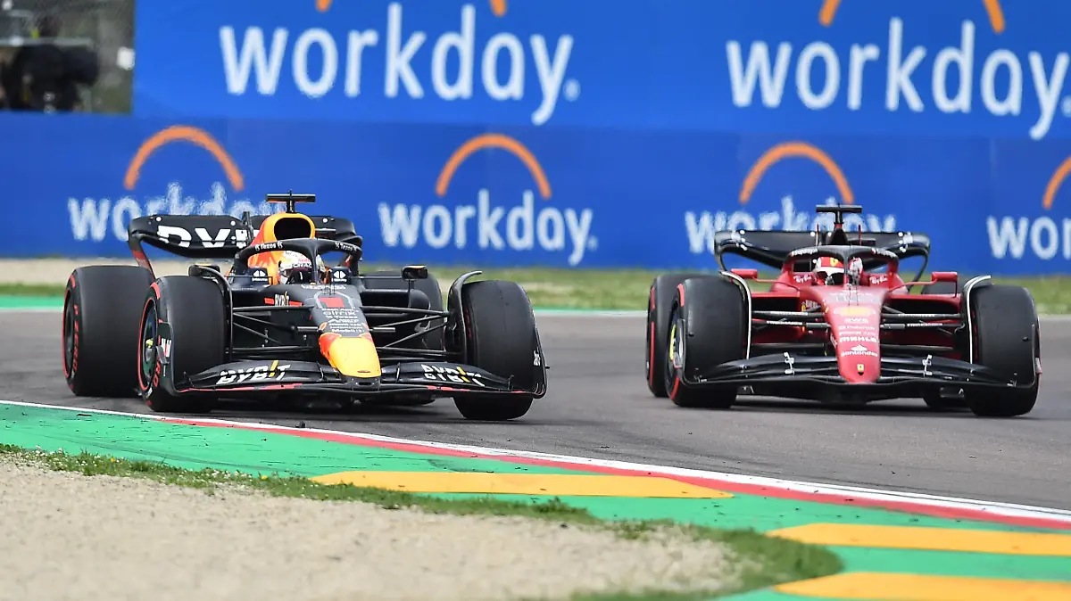 Formula One F1 - Emilia Romagna Grand Prix - Autodromo Enzo e Dino Ferrari, Imola, Italy - April 23, 2022 Red Bull's Max Verstappen overtakes Ferrari's Charles Leclerc during the sprint race REUTERS/Massimo Pinca