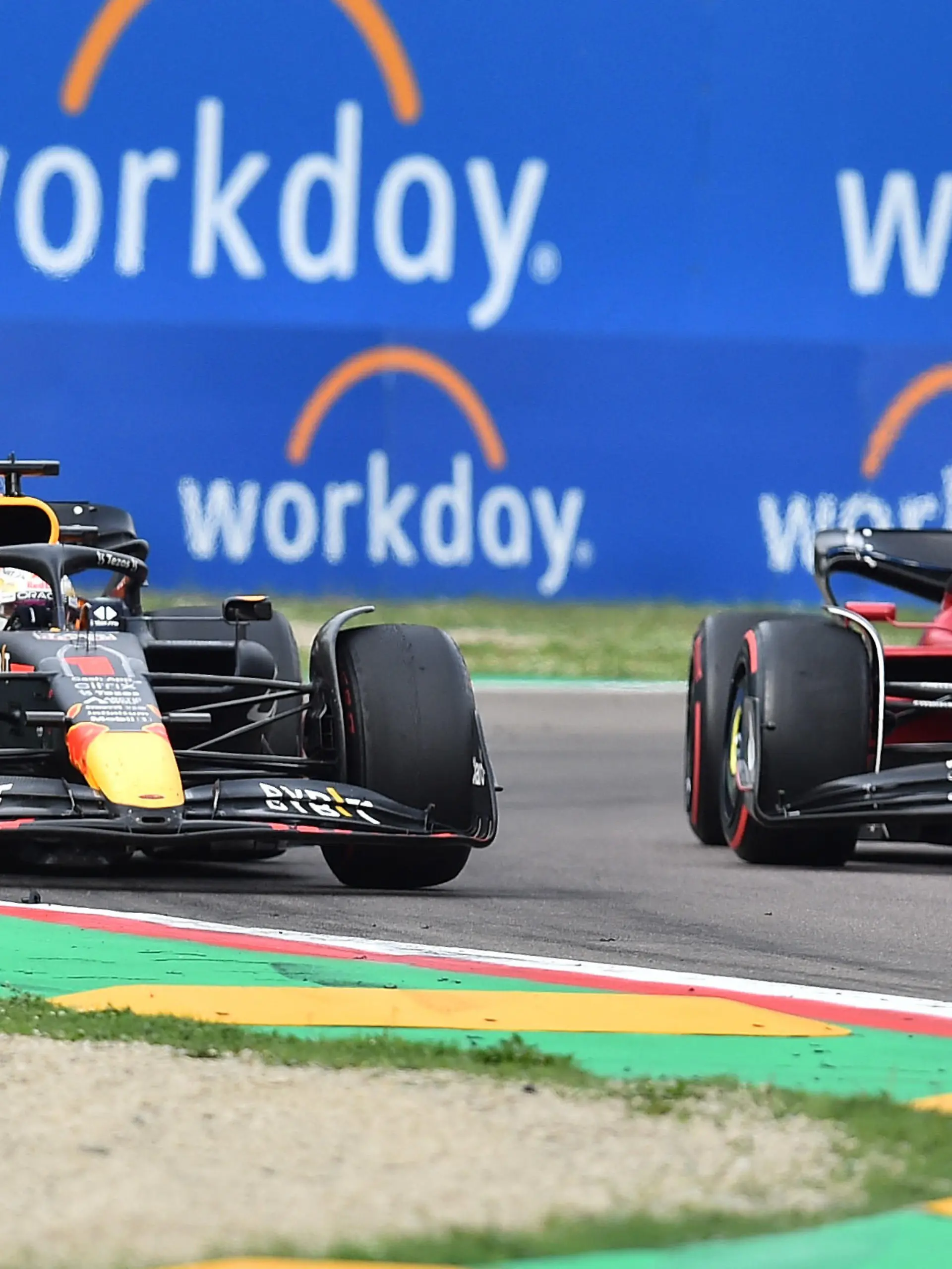 Formula One F1 - Emilia Romagna Grand Prix - Autodromo Enzo e Dino Ferrari, Imola, Italy - April 23, 2022 Red Bull's Max Verstappen overtakes Ferrari's Charles Leclerc during the sprint race REUTERS/Massimo Pinca