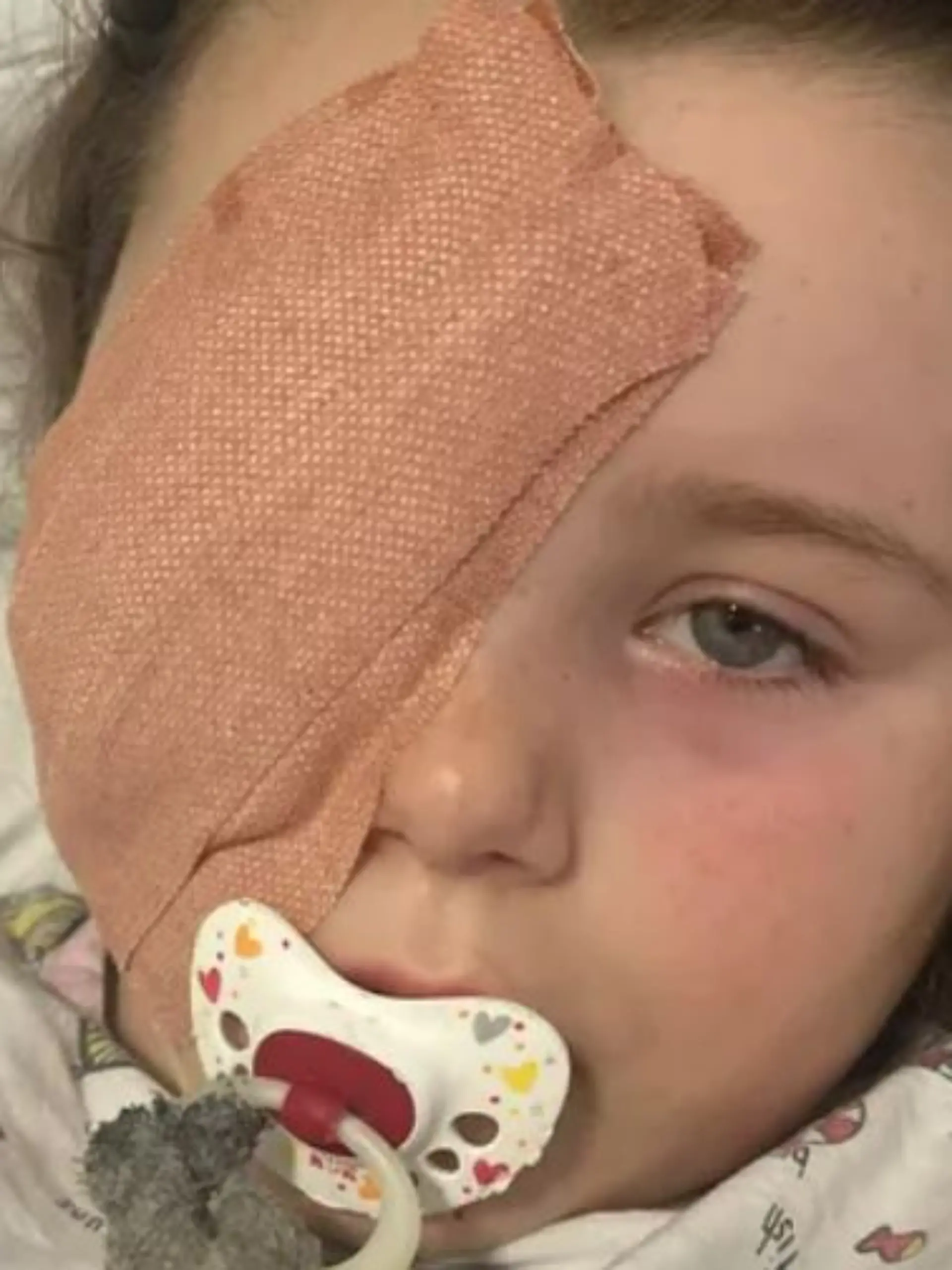 Die kleine Ruby Grainger (7) hat bei einem tragischen Unfall ihr Auge verloren. 