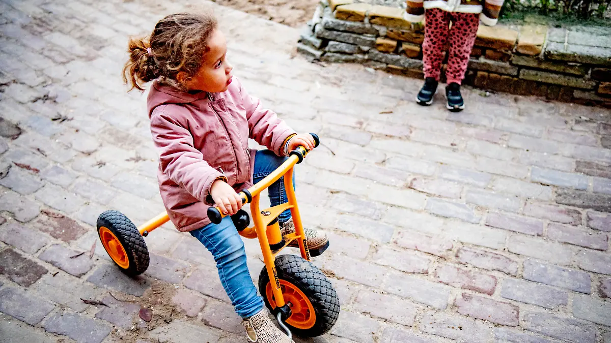 THE HAGUE - Children play at a childcare location that is open during the hard lockdown. The reimbursement for childcare will be increased in steps to 95 percent for working parents. In addition, the allowance is paid directly to childcare institutions so that parents are no longer confronted with high recoveries. Robin Utrecht