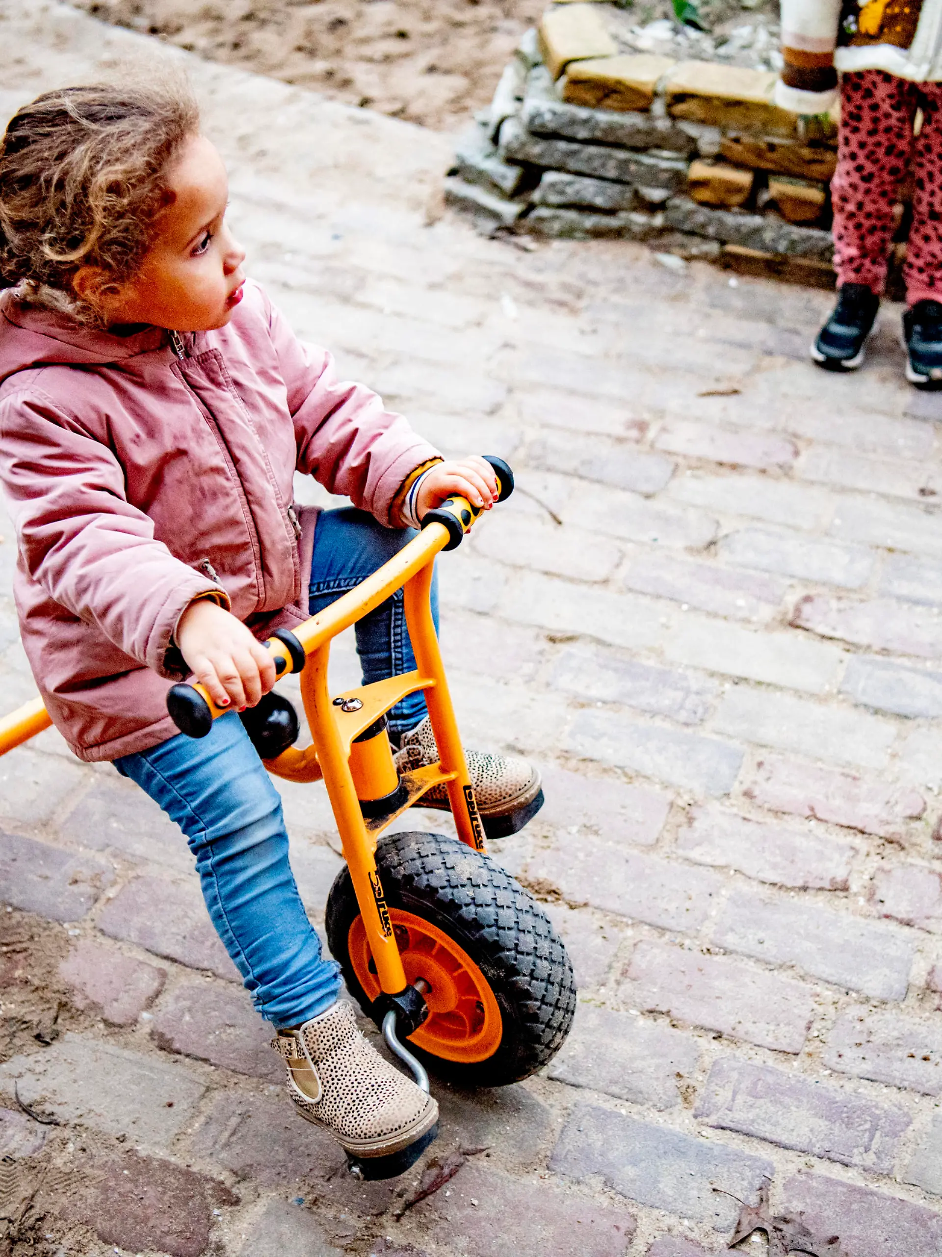 THE HAGUE - Children play at a childcare location that is open during the hard lockdown. The reimbursement for childcare will be increased in steps to 95 percent for working parents. In addition, the allowance is paid directly to childcare institutions so that parents are no longer confronted with high recoveries. Robin Utrecht
