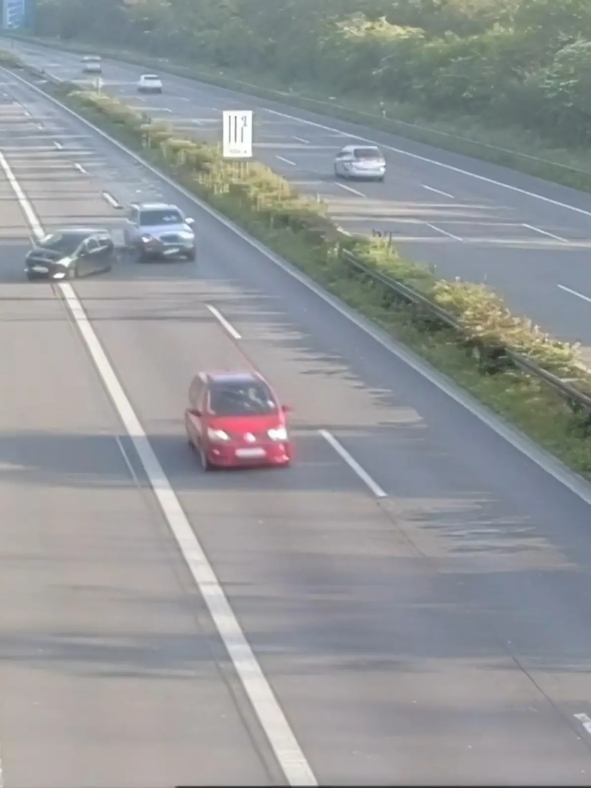 Vor dem Kölner Landgericht ist am Freitag (11.10.) das Urteil gegen einen 21-Jährigen gefallen. Er crashte im Mai vergangenen Jahres mit seinem Auto einen anderen Wagen. Danach flüchtete er vom Unfallort.