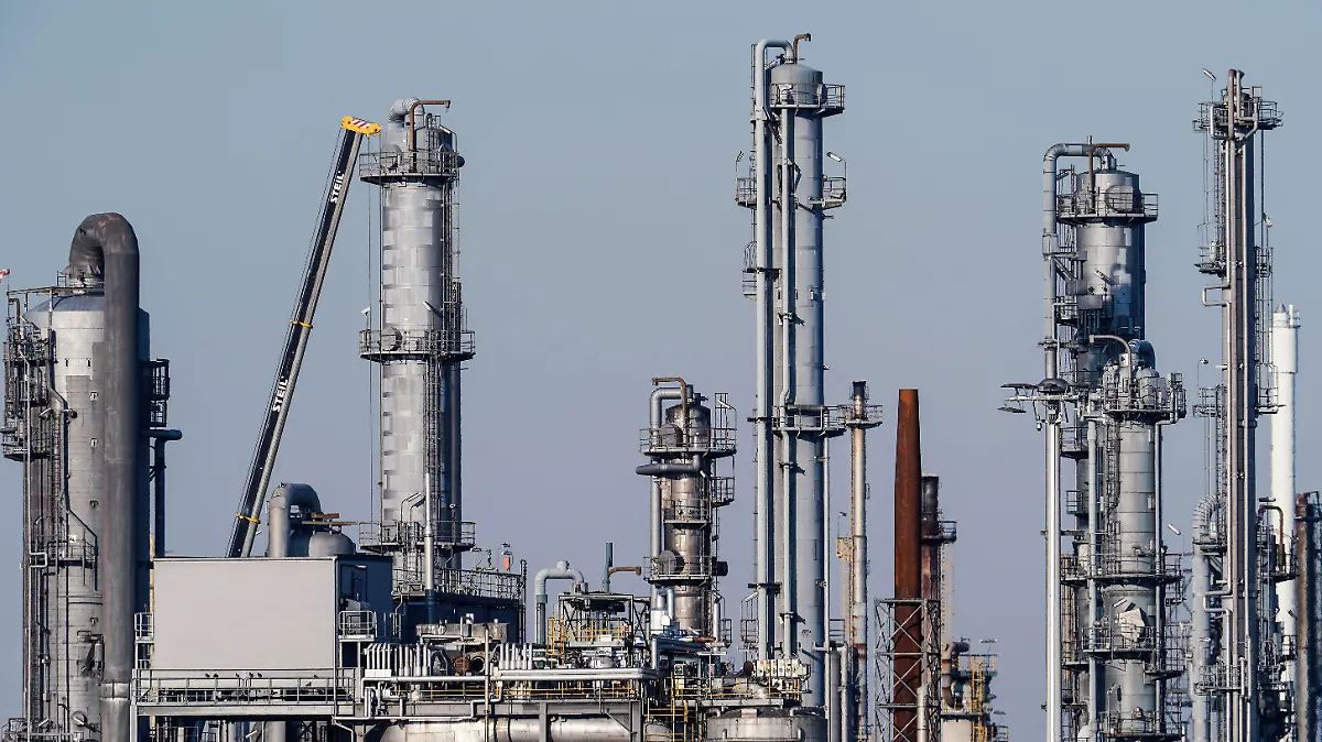 28.04.2022, Rheinland-Pfalz, Ludwigshafen: Industrieanlagen stehen auf dem Werksgelände des Chemiekonzerns BASF. Das Unternehmen wäre von einem potenziellen russischen Gas-Lieferstopp schwer betroffen. Foto: Uwe Anspach/dpa +++ dpa-Bildfunk +++