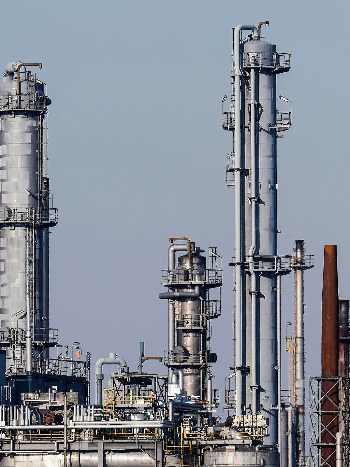 28.04.2022, Rheinland-Pfalz, Ludwigshafen: Industrieanlagen stehen auf dem Werksgelände des Chemiekonzerns BASF. Das Unternehmen wäre von einem potenziellen russischen Gas-Lieferstopp schwer betroffen. Foto: Uwe Anspach/dpa +++ dpa-Bildfunk +++