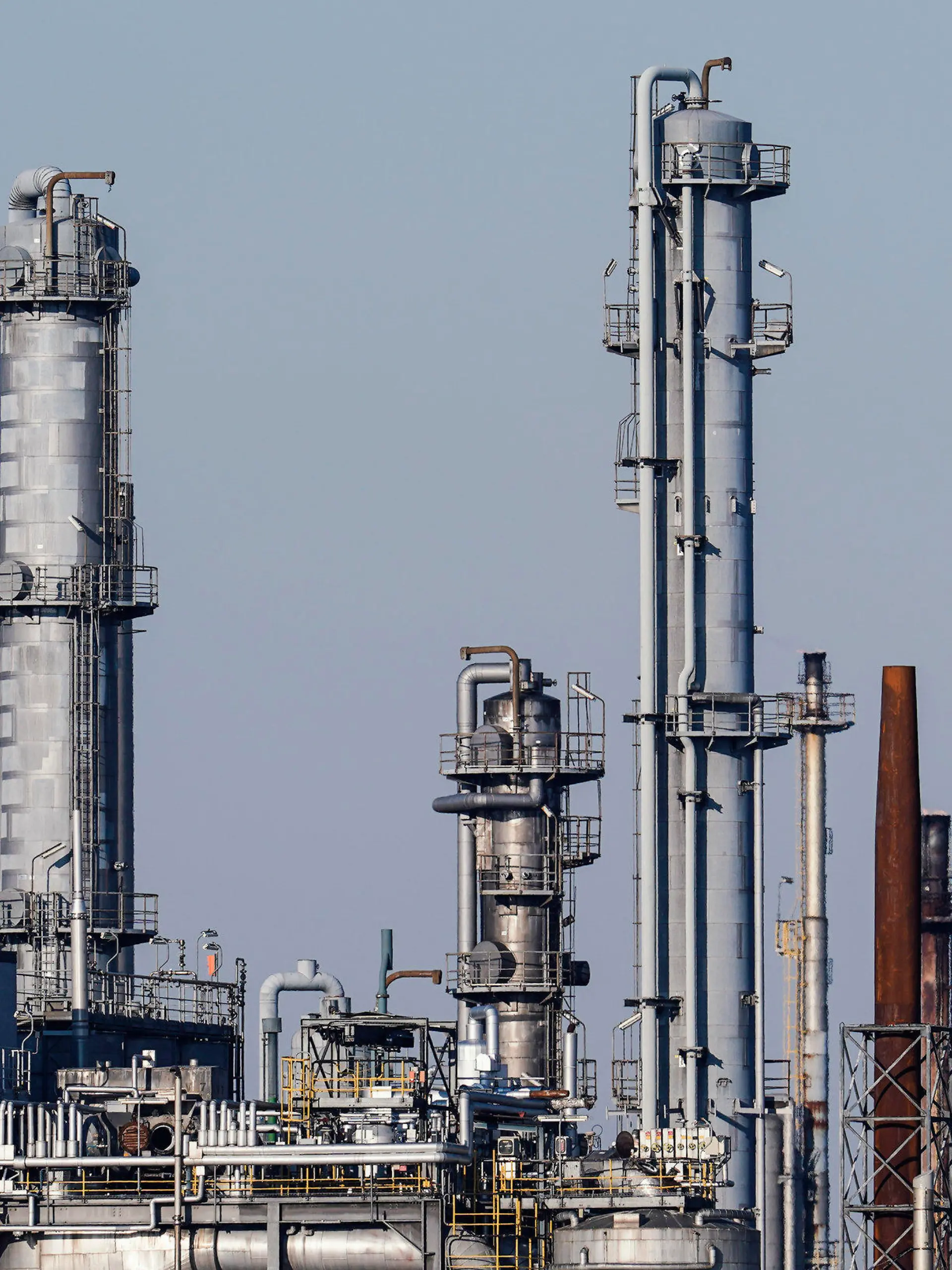 28.04.2022, Rheinland-Pfalz, Ludwigshafen: Industrieanlagen stehen auf dem Werksgelände des Chemiekonzerns BASF. Das Unternehmen wäre von einem potenziellen russischen Gas-Lieferstopp schwer betroffen. Foto: Uwe Anspach/dpa +++ dpa-Bildfunk +++