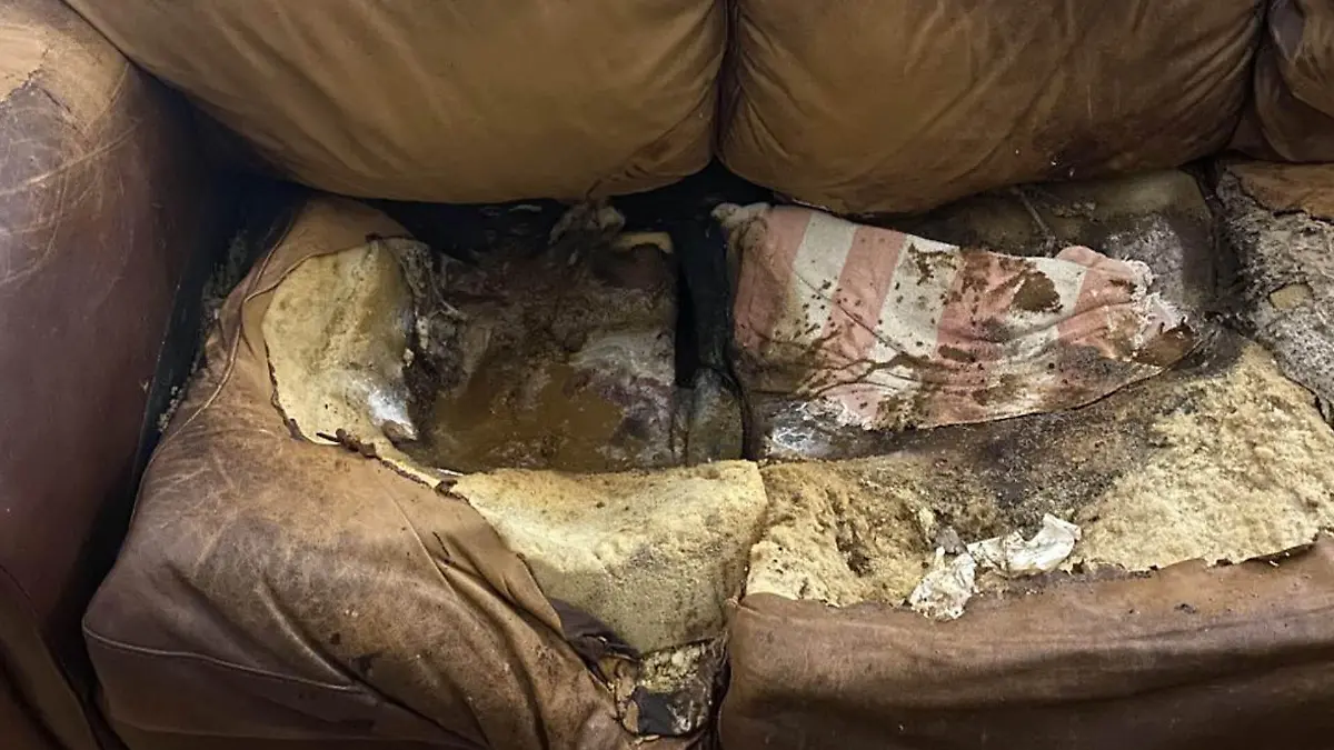 Die Couch auf der die tote Lacey Fletcher gefunden wurde.